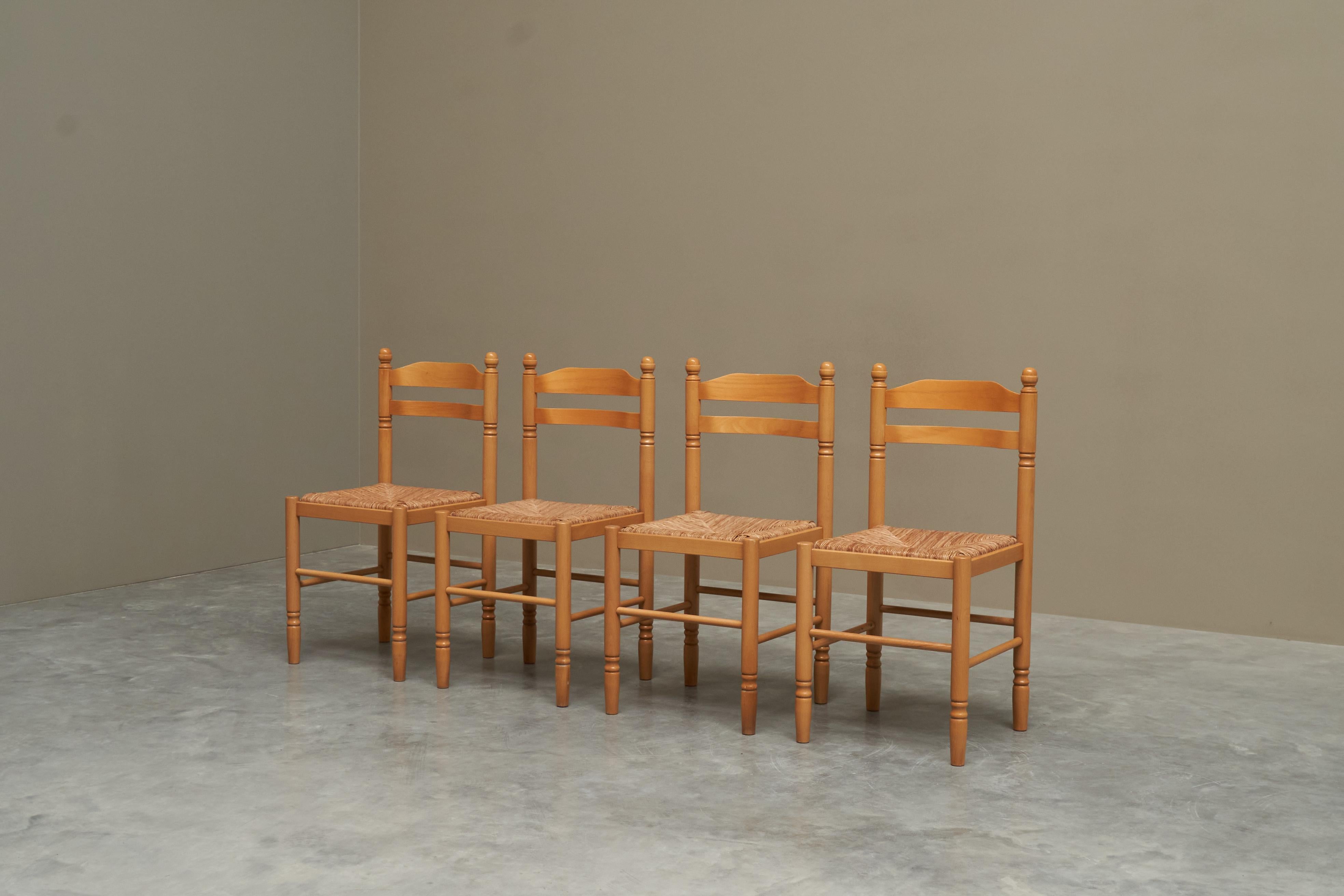 Ensemble de 4 chaises de salle à manger du milieu du siècle en Beeche, Europe, années 1970.

Voici un bel ensemble de 4 chaises de salle à manger du milieu du siècle en hêtre massif avec des sièges en jonc. Très probablement italien. Design/One