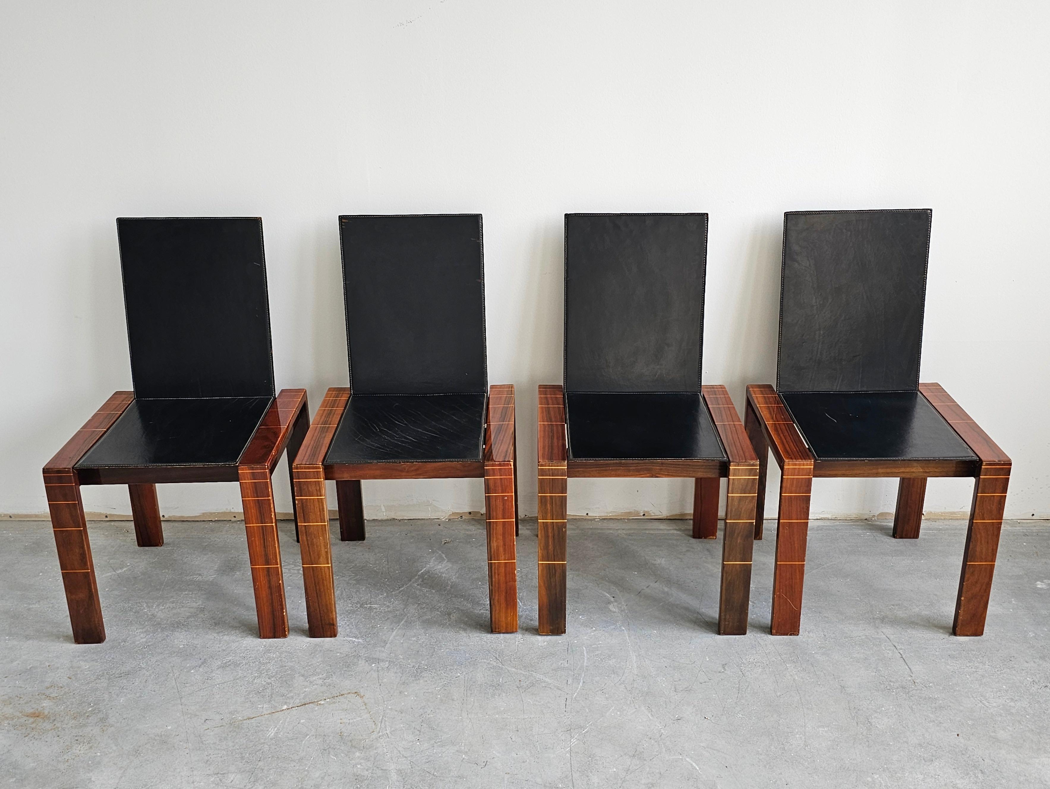 In questo annuncio troverai un set di 4 sedie da pranzo Mid Century Modern disegnate nello stile di Afra & Tobia Scarpa. Le sedie sono caratterizzate da un design minimale, con sedili e schienali in pelle piatta e gambe in palissandro massiccio.