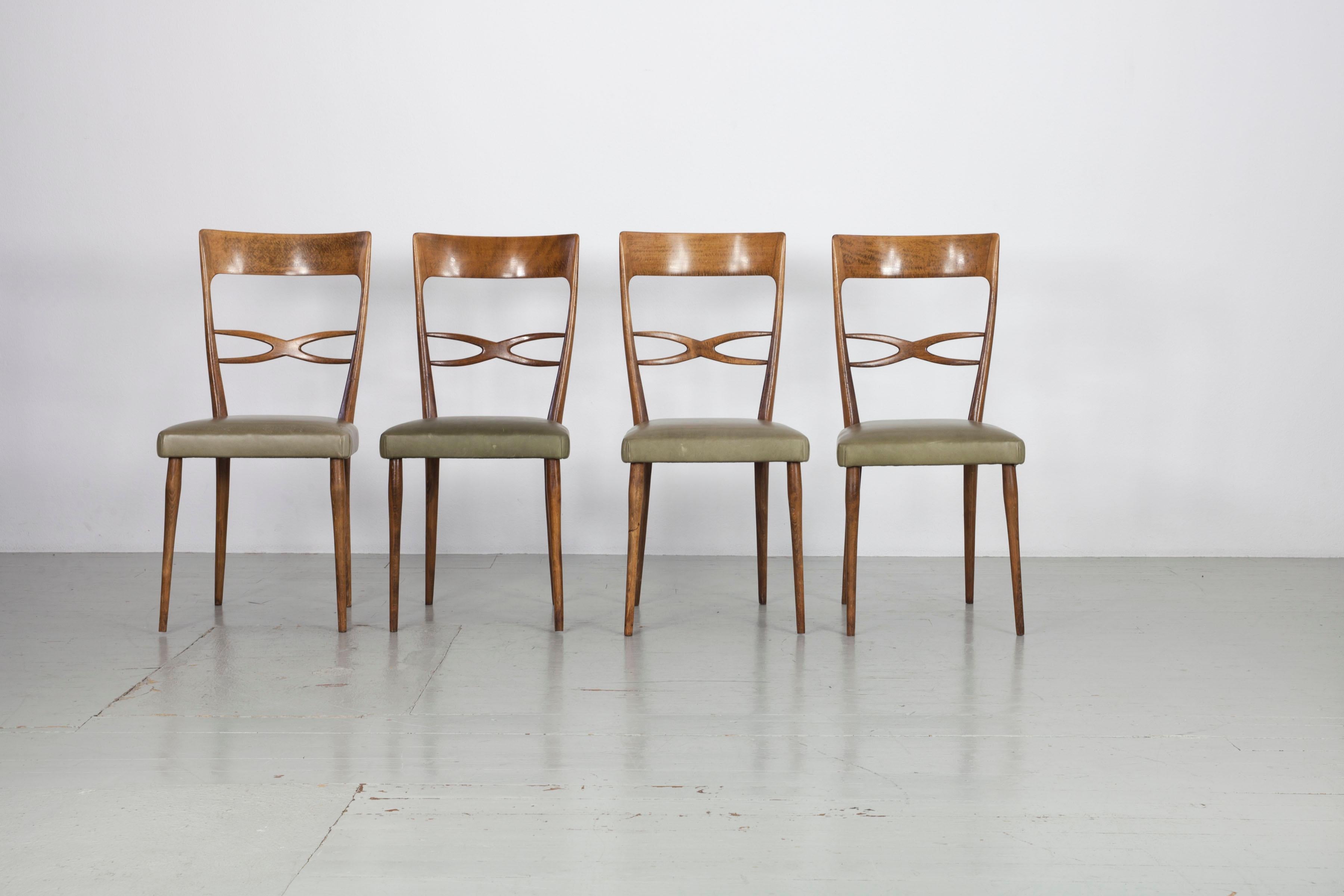 Este conjunto consta de 4 sillas del fabricante italiano Consorzio Sedie Friuli. El armazón de madera de haya lacada presenta una ligera decoloración, mientras que la funda de piel auténtica de color oliva tiene una bonita pátina. Todo el conjunto
