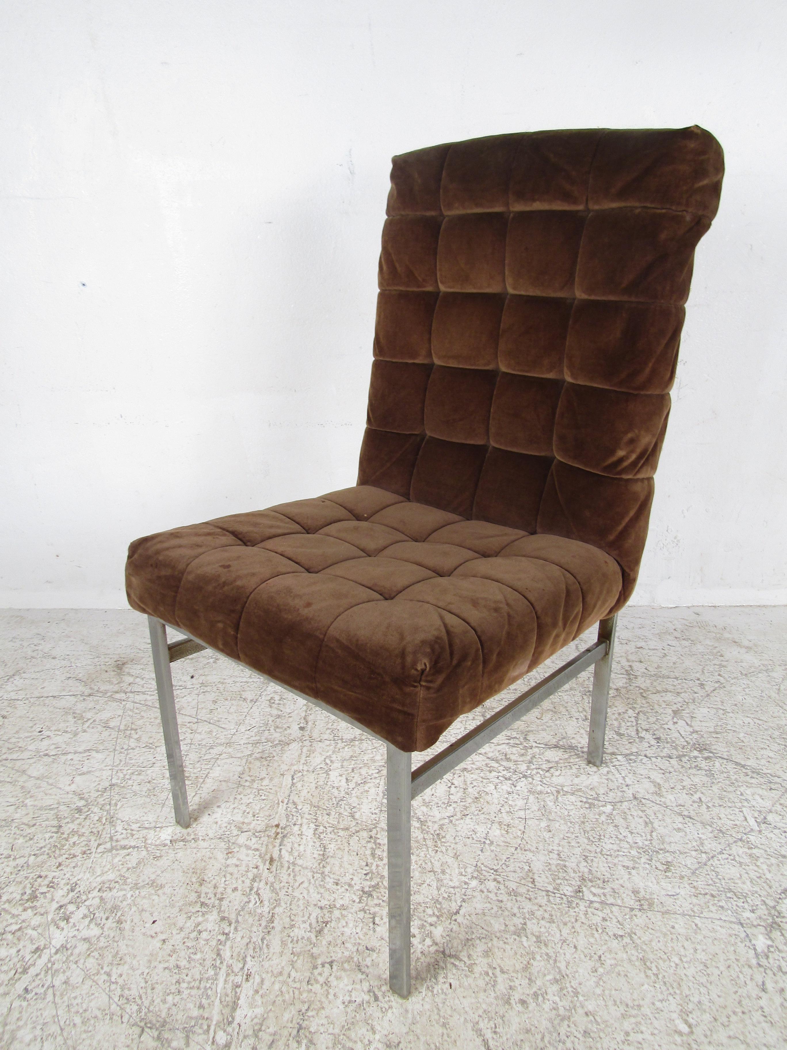 Set of 4 Midcentury Dining Chairs with Tufted Upholstery In Fair Condition For Sale In Brooklyn, NY