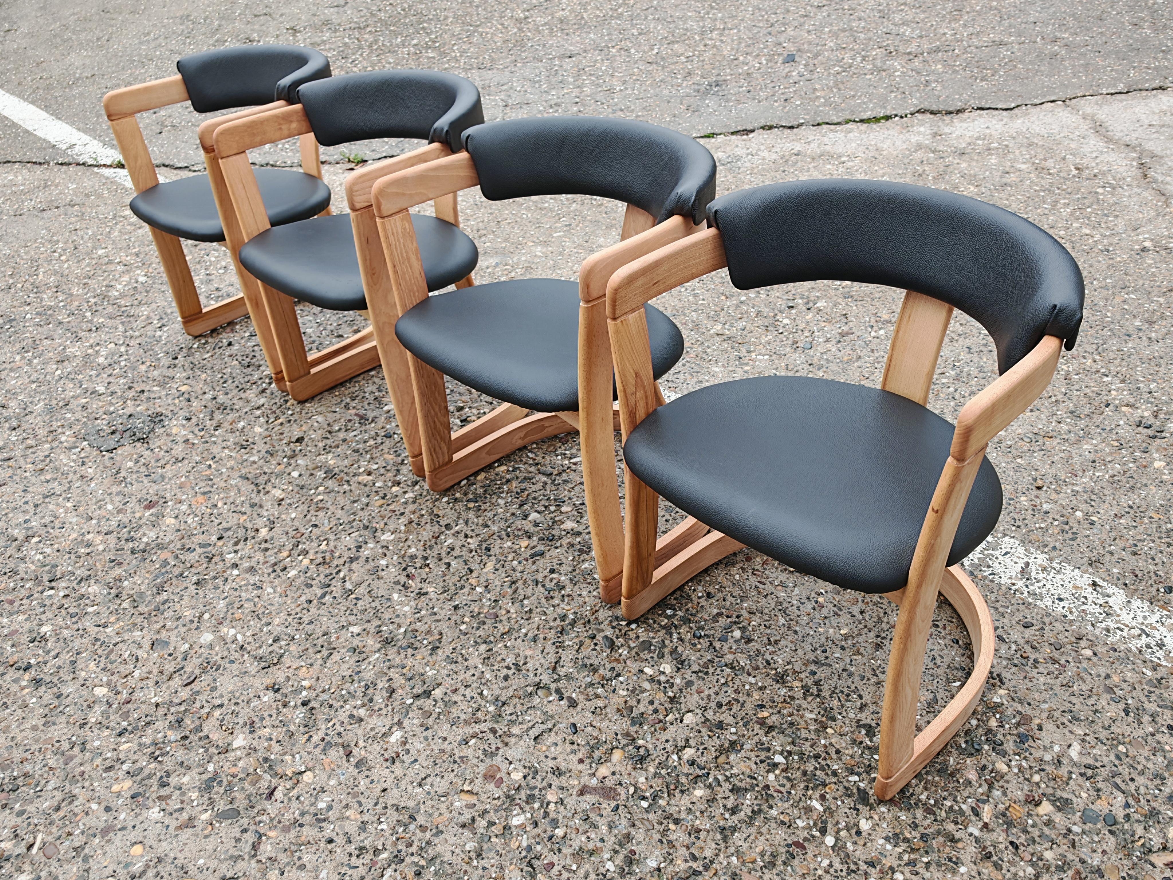 Ensemble de 4 chaises de salle à manger du milieu du siècle 