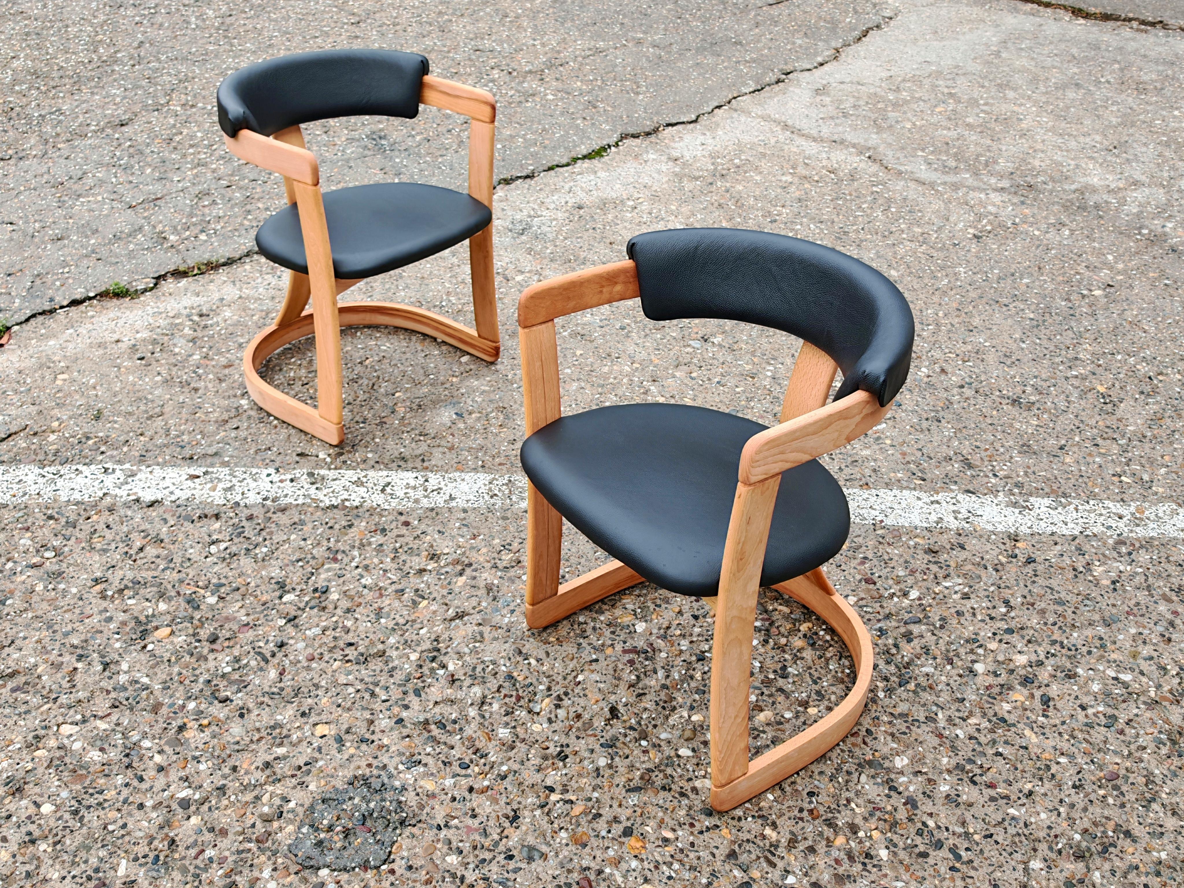 Dans cette annonce, vous trouverez un ensemble de fauteuils rares et sculpturaux pour salle à manger, conçus et fabriqués par Pozzi et Verga. Les chaises présentent une forme et une structure étonnantes réalisées en hêtre massif, tandis que les