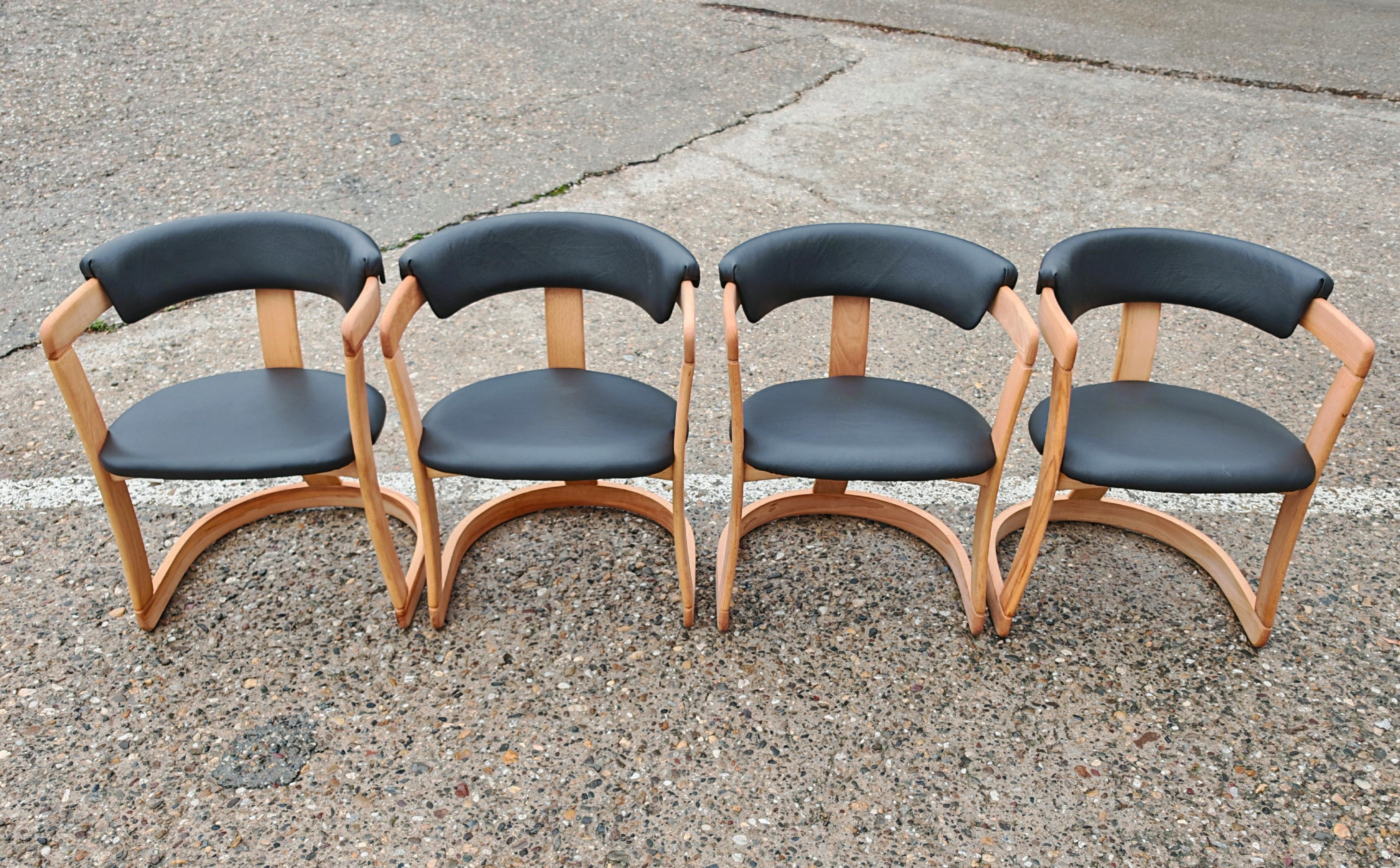 Ensemble de 4 chaises de salle à manger du milieu du siècle 