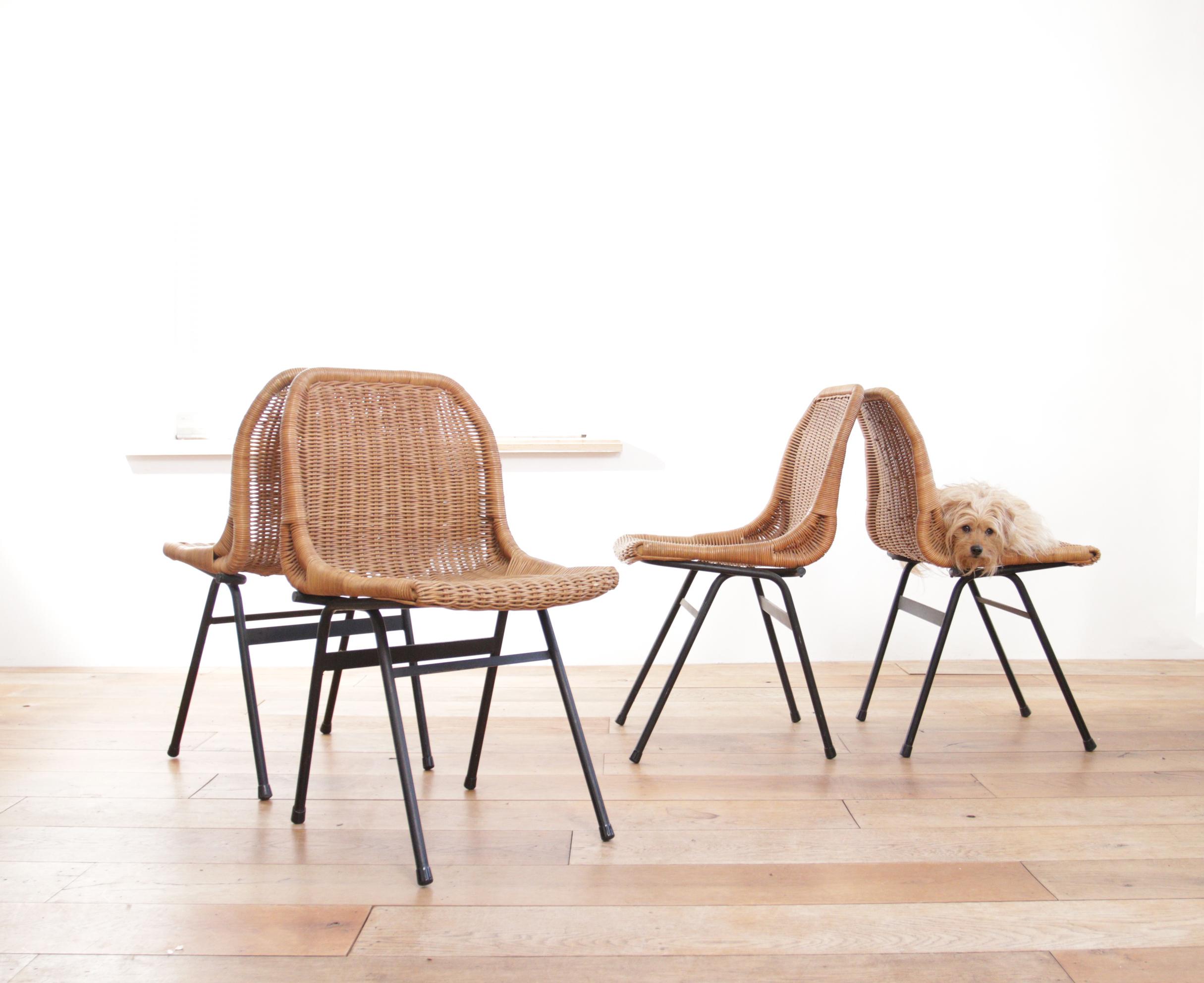 4 Belles chaises avec une assise en rotin et une base en métal revêtu de noir.

(1920-2010) Dirk van Sliedregt, important designer de meubles, architecte d'intérieur, enseignant.

S'accordent parfaitement avec les designs de, entre autres :