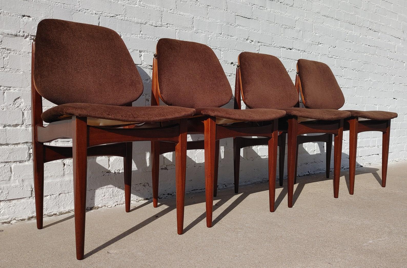 Ensemble de 4 chaises de salle à manger de style moderne anglais du milieu du siècle dernier Elliott's of Newbury

État vintage supérieur à la moyenne et structurellement sain. Les cadres présentent une légère usure de la finition et des rayures. Le