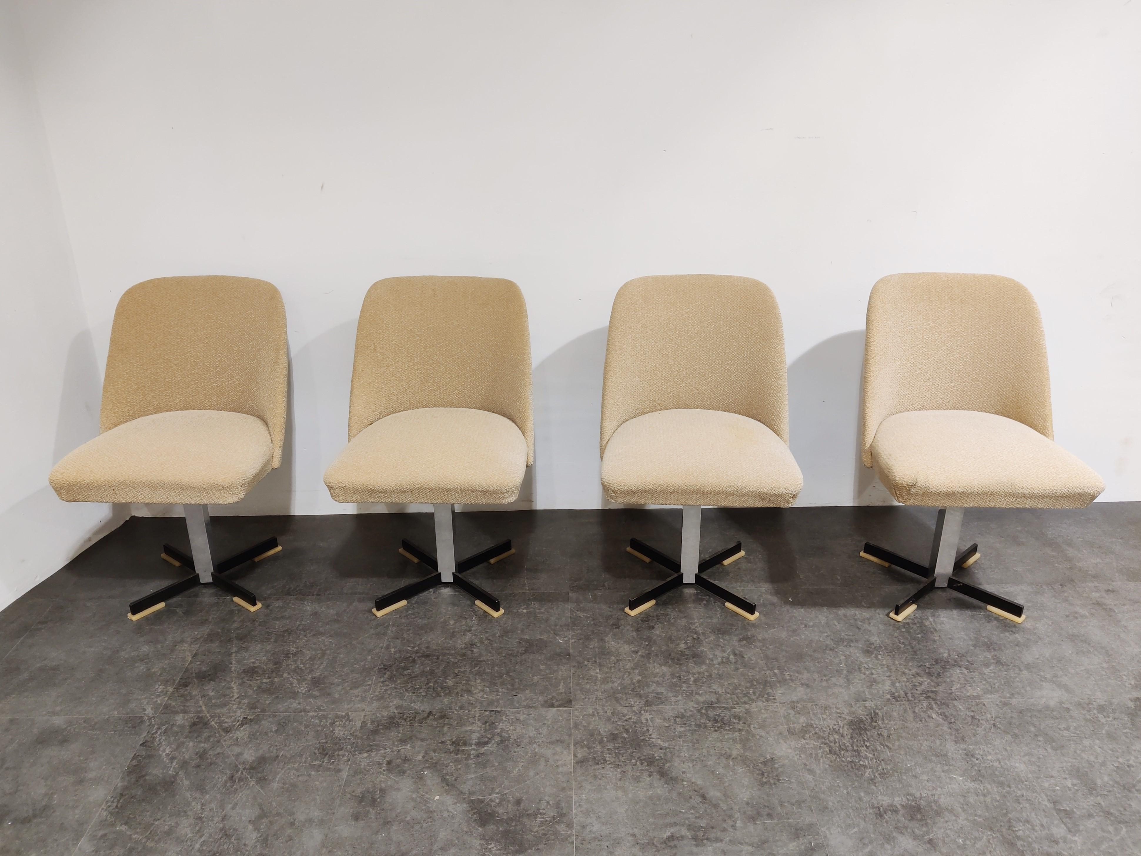 Set of 4 mid century fabric wivel chairs on a chrome and black metal base.

Beautiful original mid century chairs with their original white/beige fabric. 

1960s - Germany

Height: 80cm/31.49