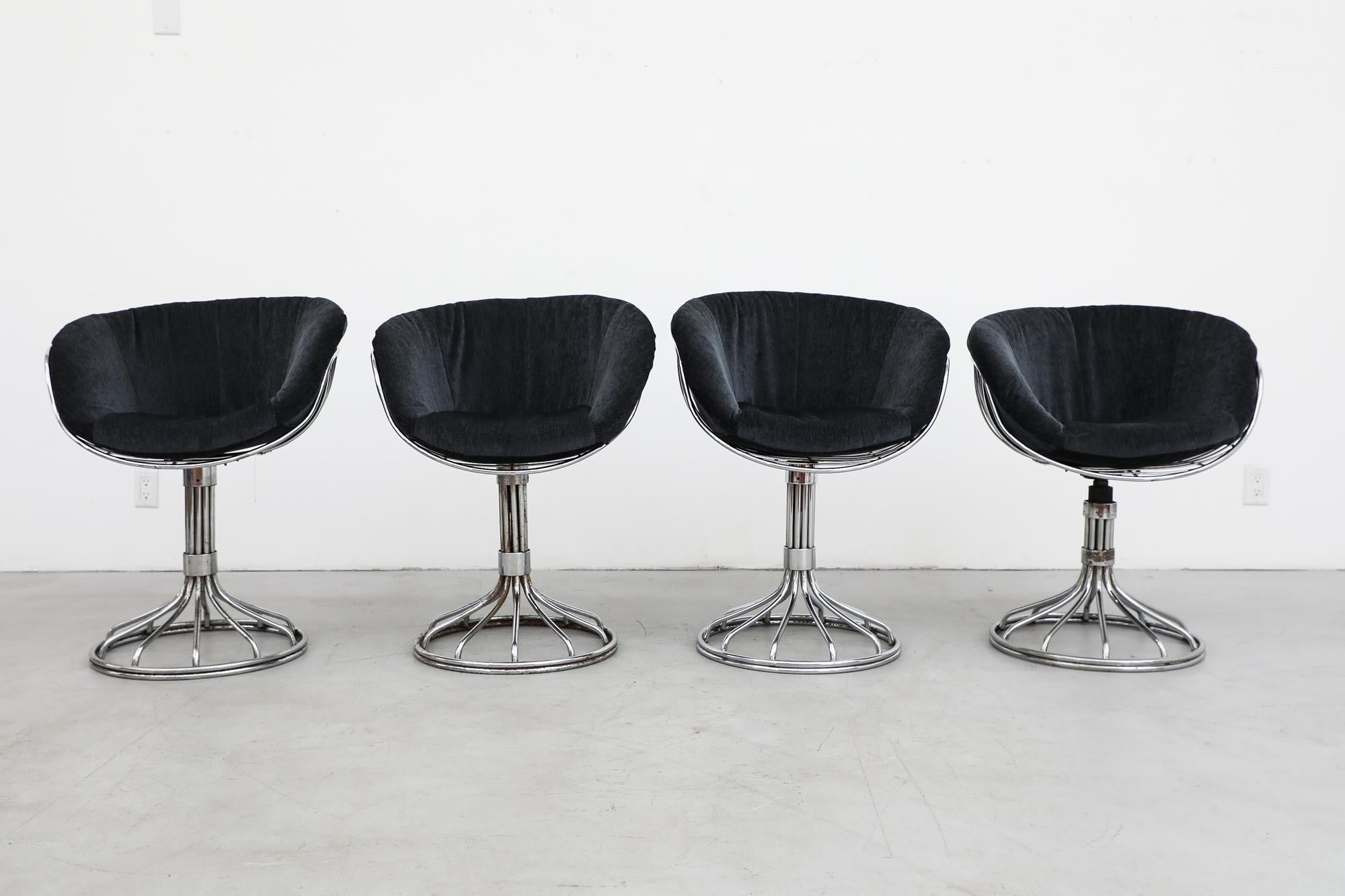 Ensemble de chaises italiennes vintage à structure métallique chromée de Gastone Rinaldi pour RIMA. Coussins en velours de minuit nouvellement rembourrés sur des cadres métalliques sculpturaux et élégants avec des bases de piédestal pivotantes. Les