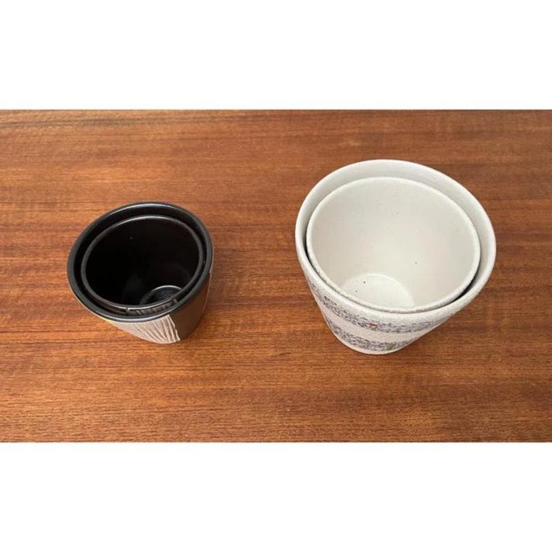 Fioriere tedesche di metà secolo in ceramica, anni '60, set di 4, in ottime condizioni. Progettato dal 1960 al 1969.

Informazioni aggiuntive:
Materiali: Ceramica
Colore: marrone
Stili: Medioevo Moderno
Paese di origine: Germania
Tipo di articolo:
