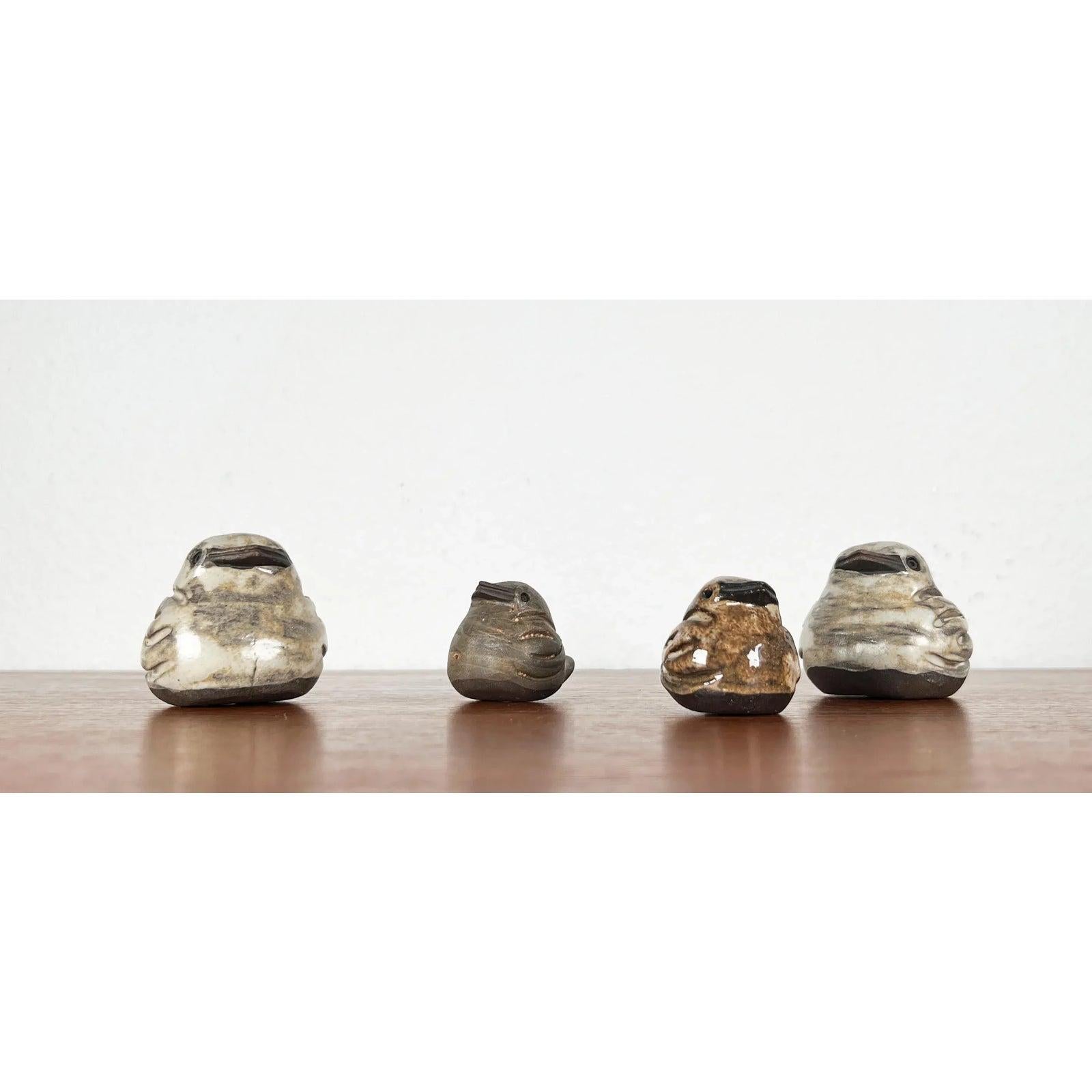 Figurine di passeri in Studio Pottery di Bärbel Bach per Lübecker Spatzen, set di 4, in ottime condizioni. Progettato tra il 1960 e il 1969 Questo pezzo ha un marchio di attribuzione.

Informazioni aggiuntive:
Materiali: Ceramica
Stile: Medioevo
