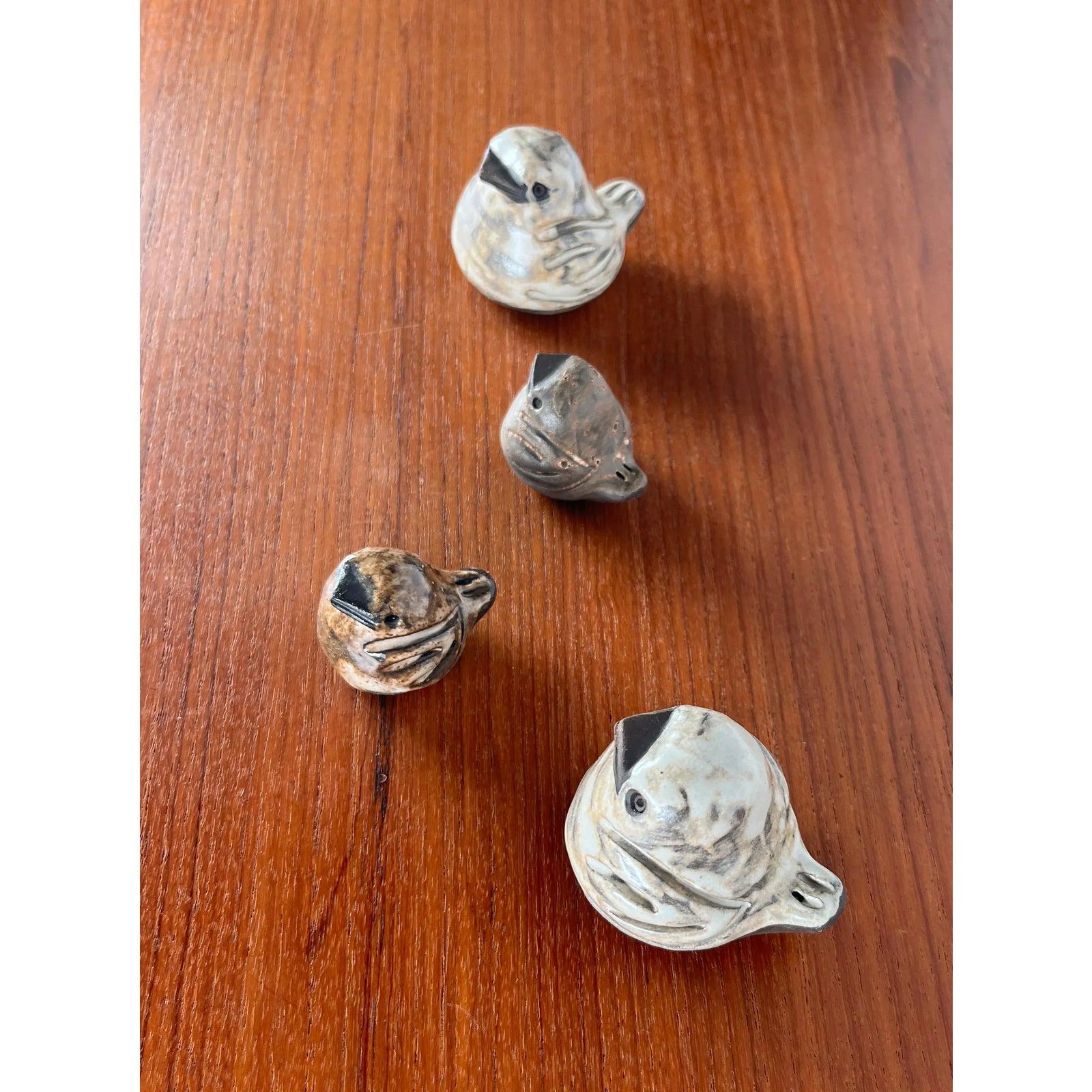 XX secolo Set di 4 figurine di passeri in Studio Pottery di Bärbel Bach, Germania, metà del secolo. in vendita