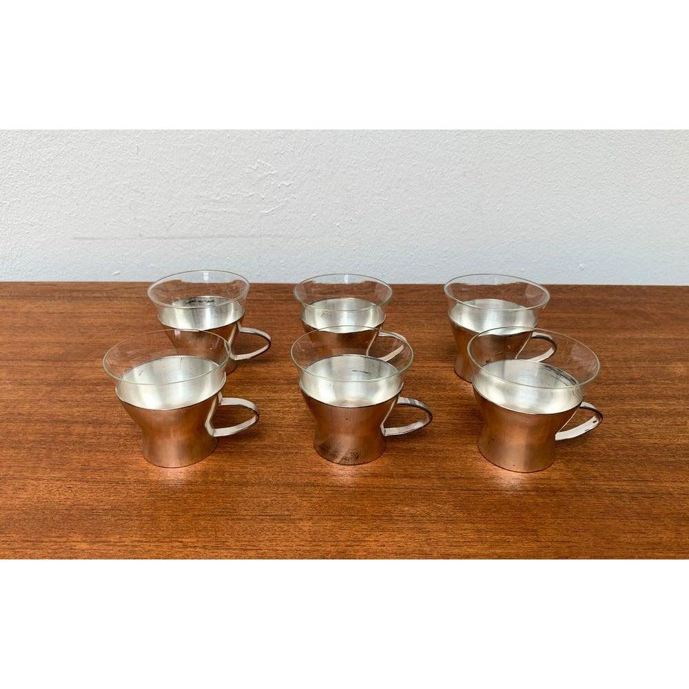 Verres à thé allemands du milieu du siècle de WMF, années 1960, lot de 4, en très bon état. Conçu de 1960 à 1969 Cette pièce porte une marque d'attributionElle est tout à fait authentique 

Informations complémentaires :
Matériaux : Verre
Styles :