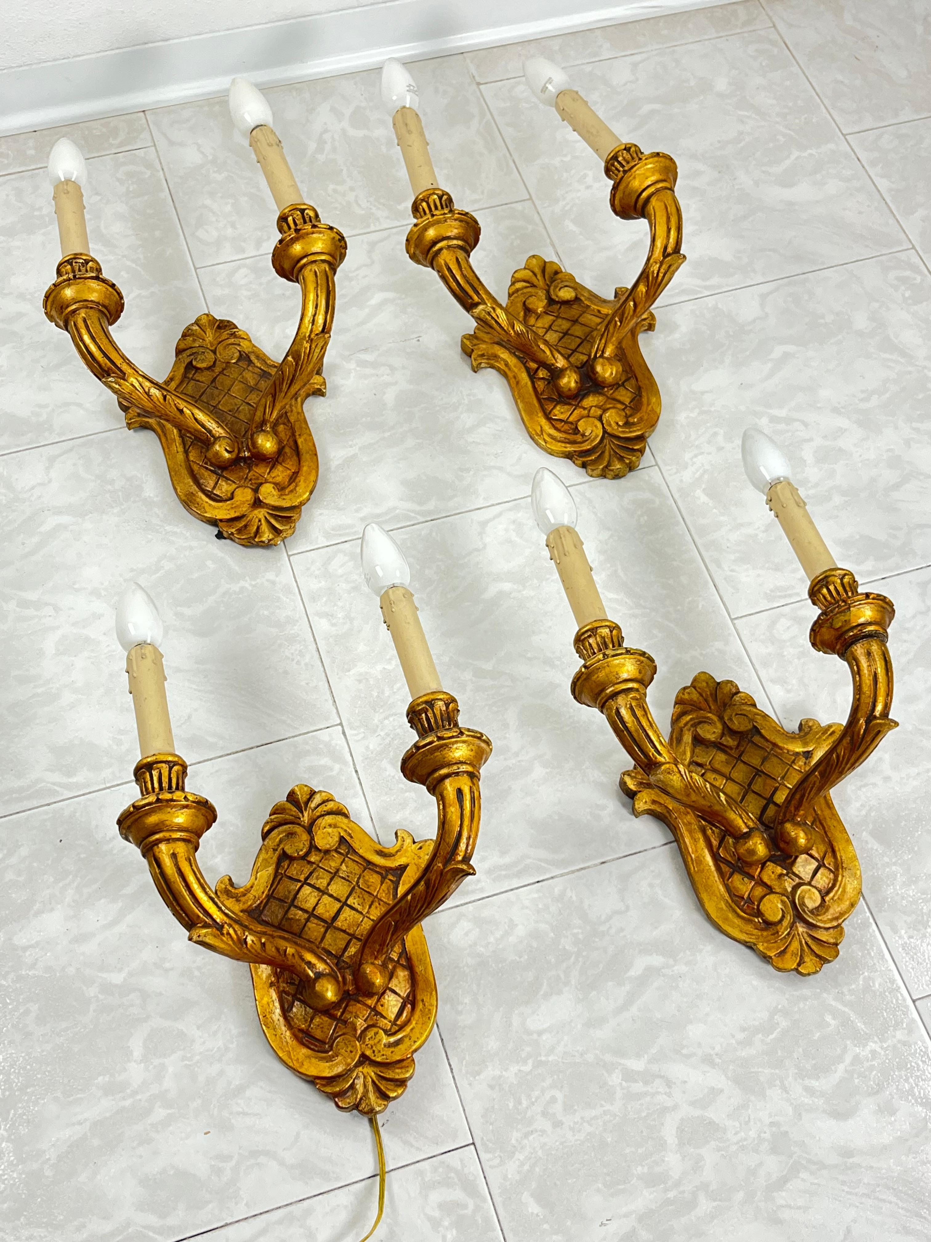 Set of 4 Mid-century hand-carved gilt wood wall lamps 1960s
Each has 2 slots for e14 lamps.
Intact and in good condition, small signs of aging.
Very beautiful and elegant, they will give a touch of class to an elegant and refined environment