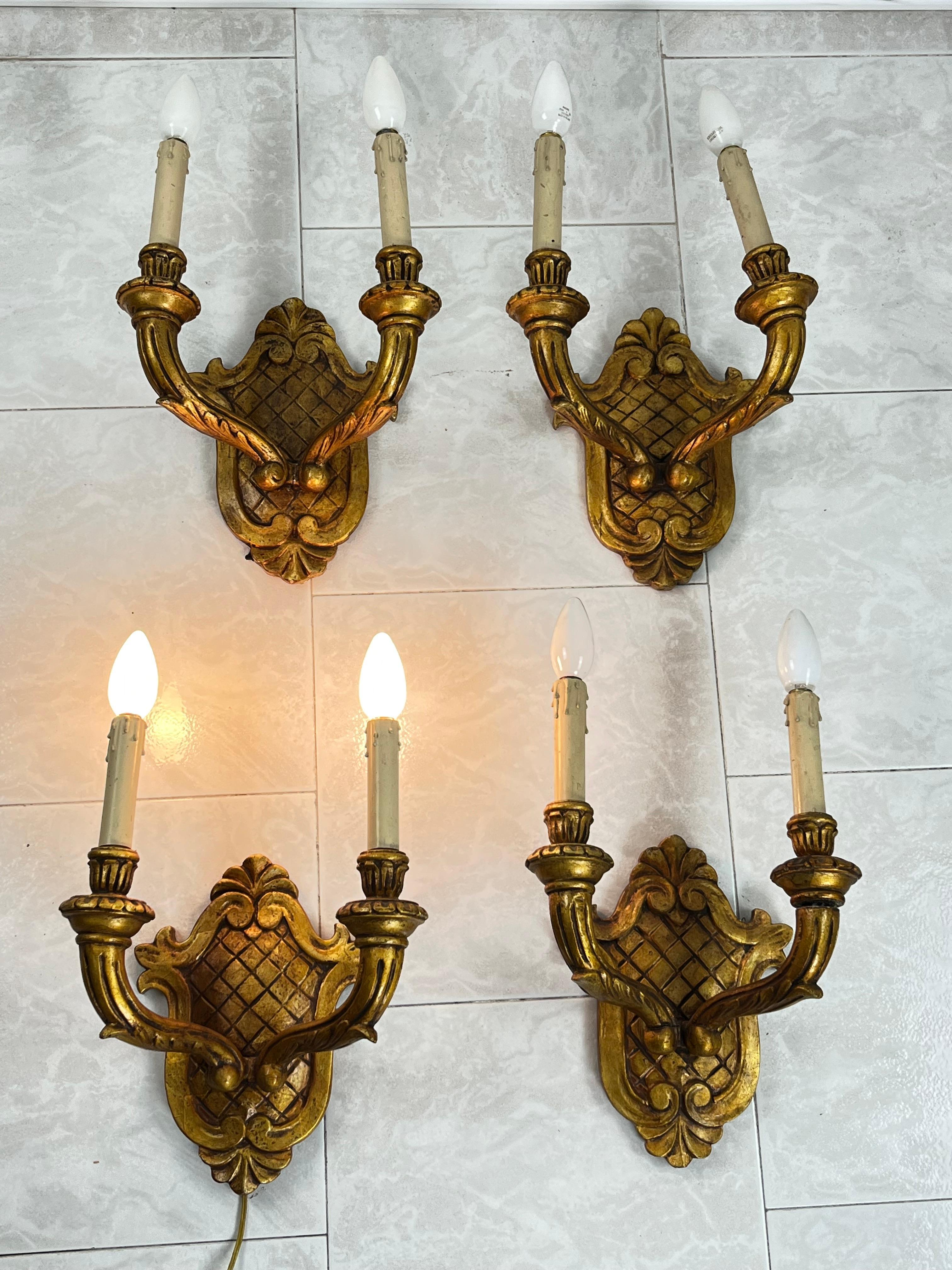Italian Set of 4 Mid-Century Hand-Carved Gilt Wood Wall Lamps 1960s For Sale
