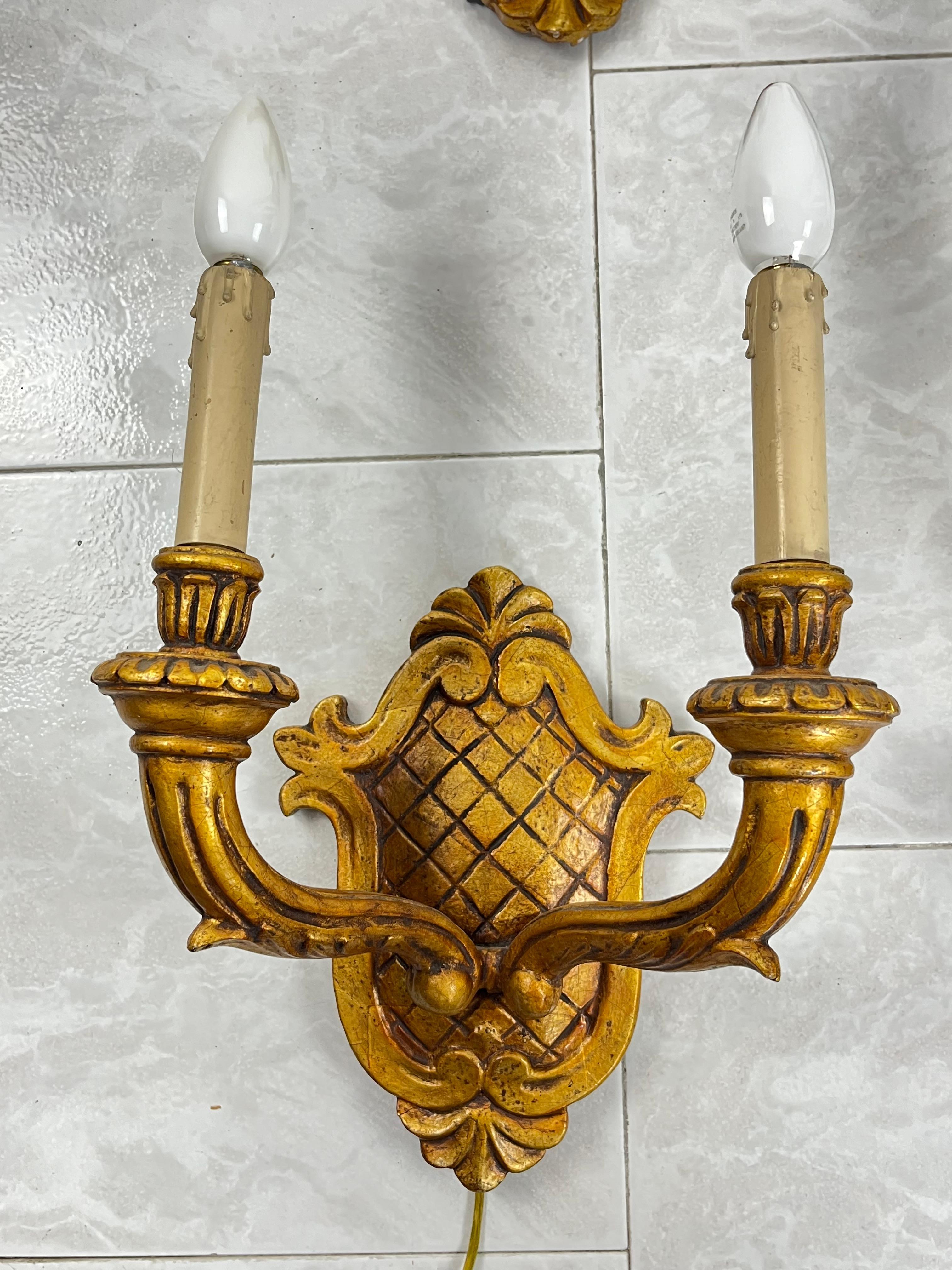 Set of 4 Mid-Century Hand-Carved Gilt Wood Wall Lamps 1960s In Good Condition For Sale In Palermo, IT