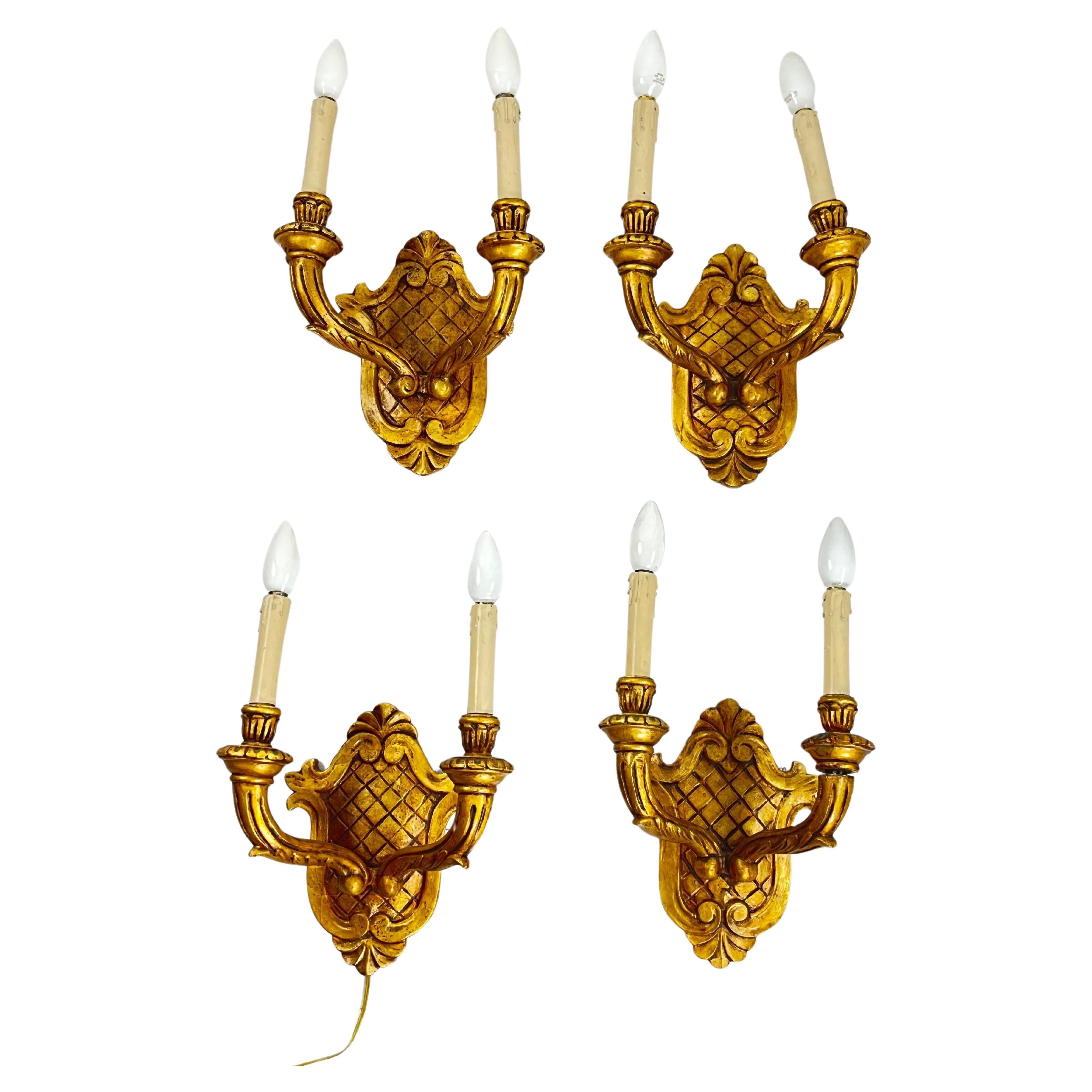 Satz von 4 handgeschnitzten Wandlampen aus vergoldetem Wood Wood aus der Mitte des Jahrhunderts 1960er Jahre im Angebot