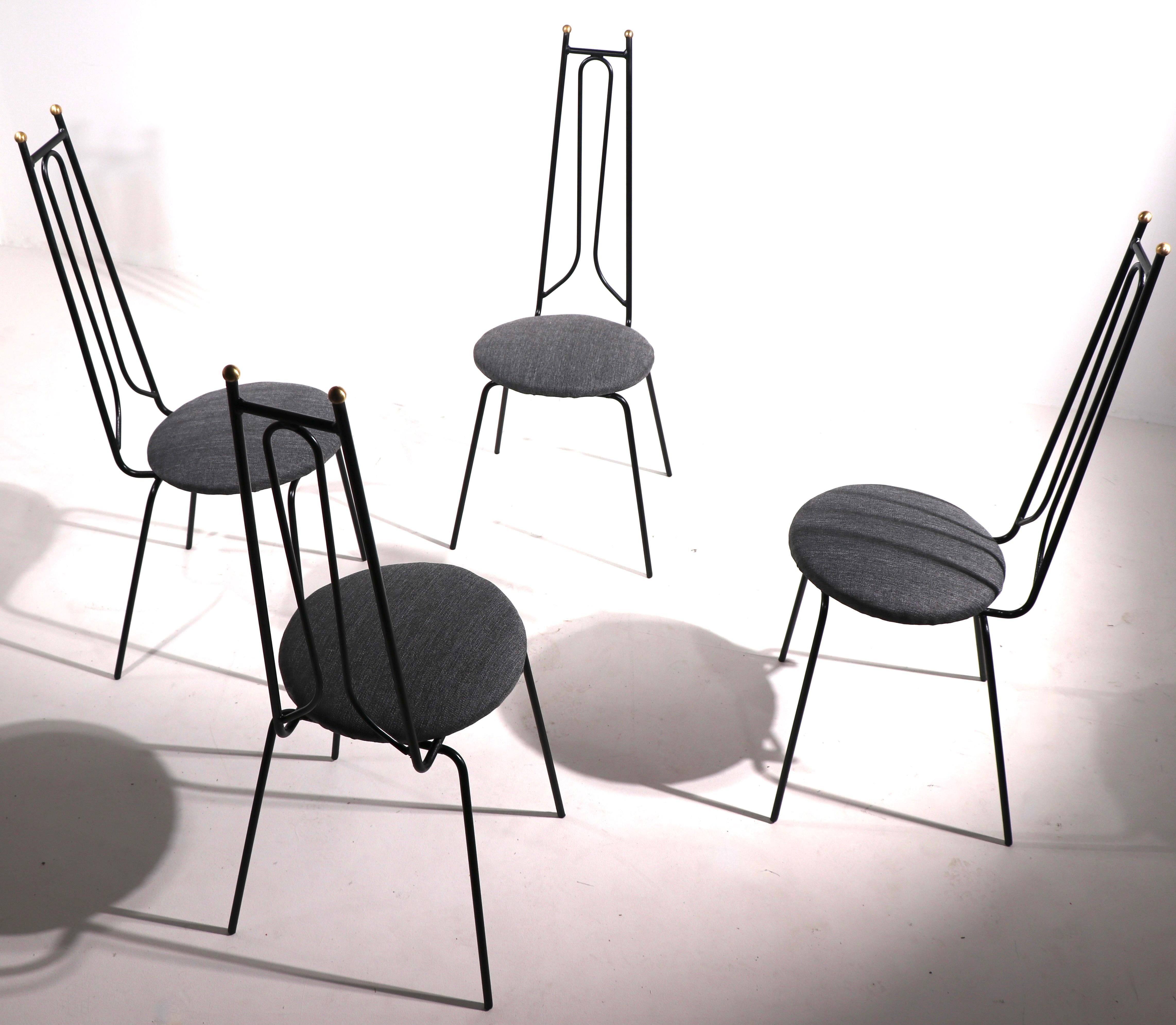 Ensemble de 4 chaises de café, de salle à manger, design attribué à Arthur Umanoff. Les cadres sont constitués de structures en tiges soudées, d'embouts à boule en laiton et de sièges rembourrés. Les chaises sont propres et prêtes à l'emploi. Elles