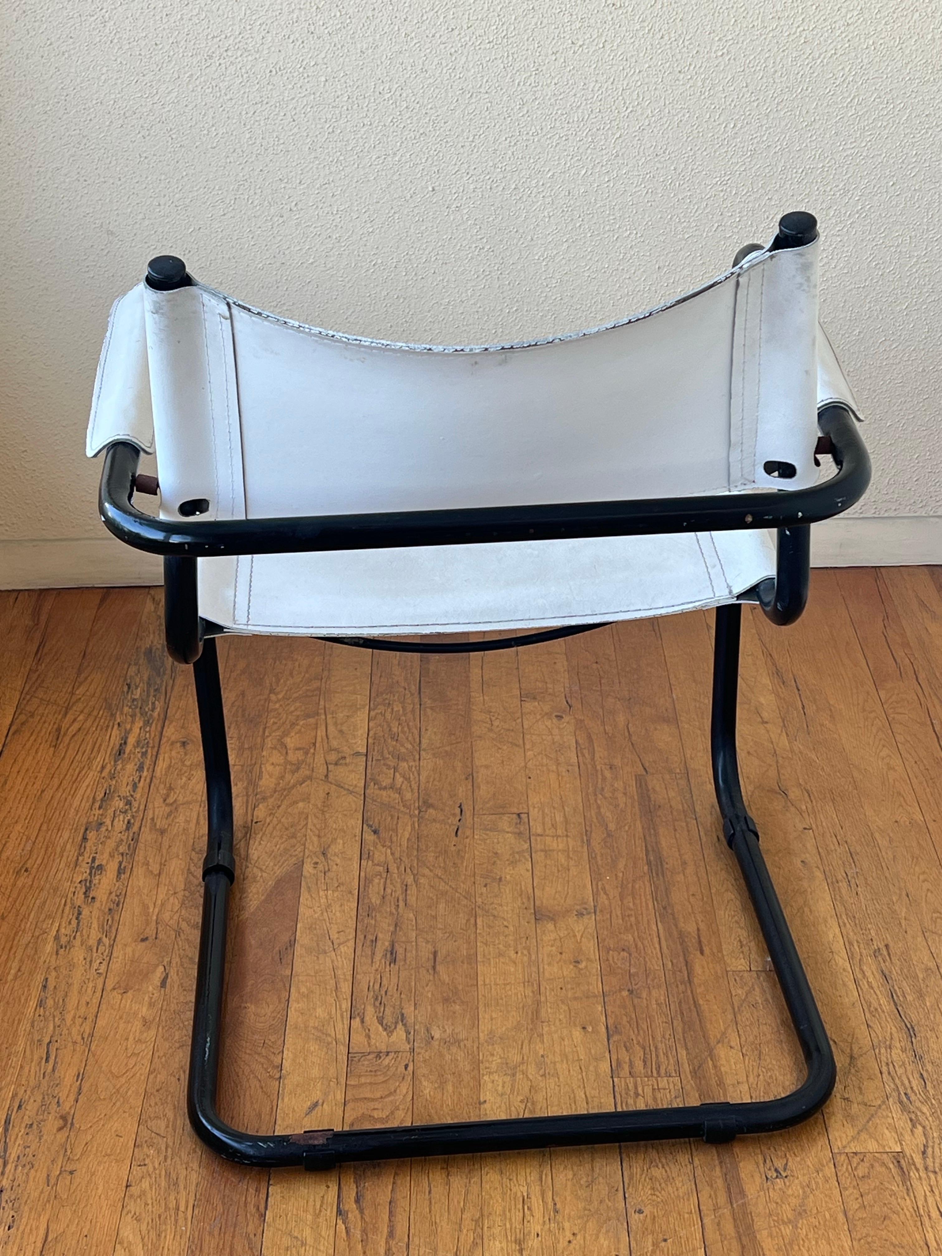 Set di 4 poltrone vintage del Mid-Century-Modern con sedute in pelle bianca e struttura in acciaio tubolare smaltato nero, disegnate negli anni '20 da Mart Stam, progettista della prima sedia a sbalzo. Un pezzo di design rivoluzionario e un'icona