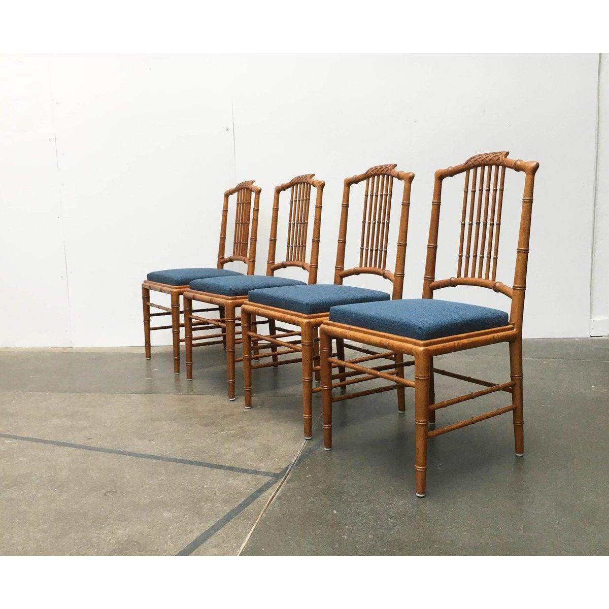 Chaises imposantes du célèbre fabricant italien Giorgetti.

Splendeur italienne avec un pad simple. Le cadre en bois des chaises, finement exécuté, est doté d'une riche ornementation. Les sculptures imitent les structures en bambou. Le bois clair a