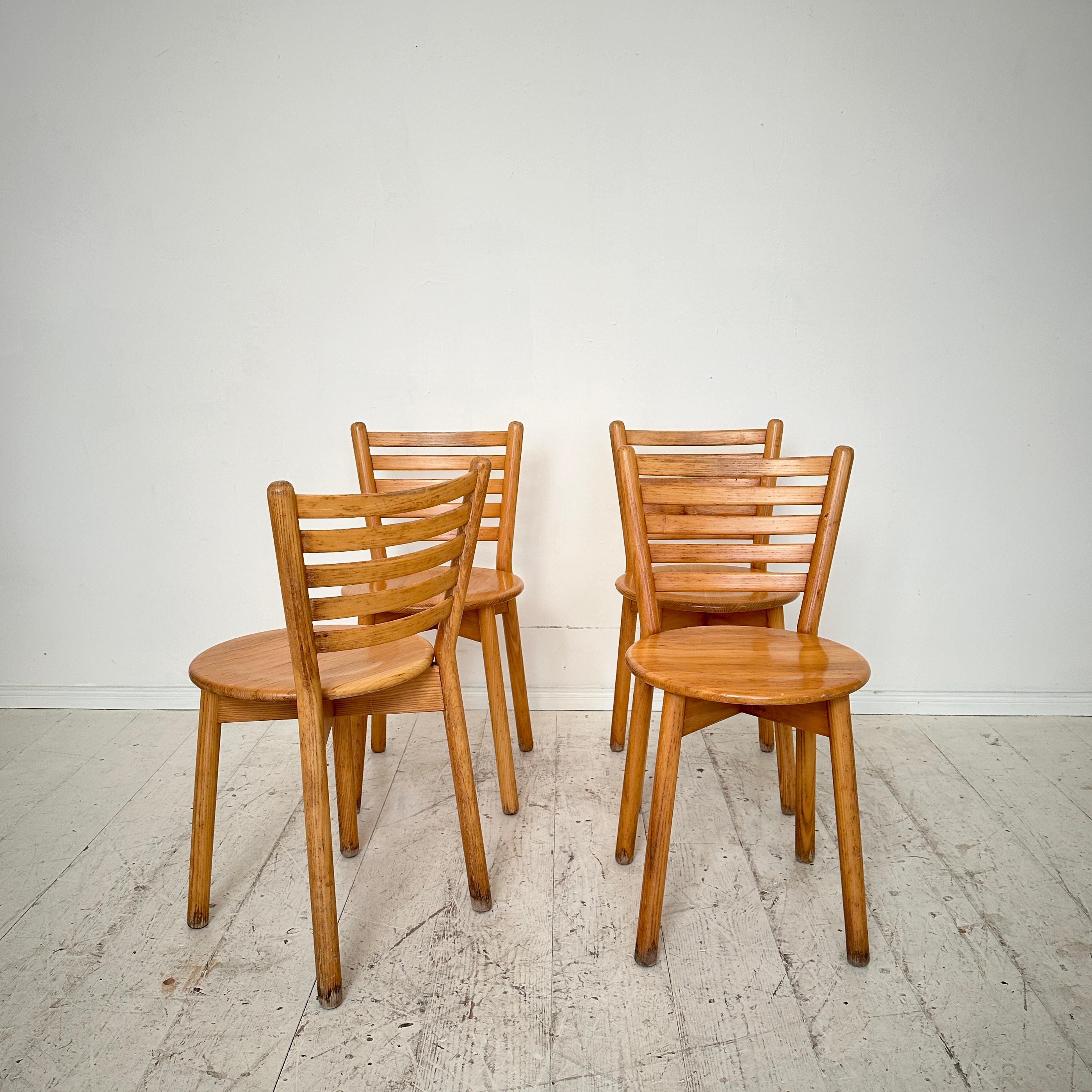 Satz von 4 italienischen Esszimmerstühlen aus massiver Ulme aus der Mitte des Jahrhunderts, um 1960 (Moderne der Mitte des Jahrhunderts) im Angebot