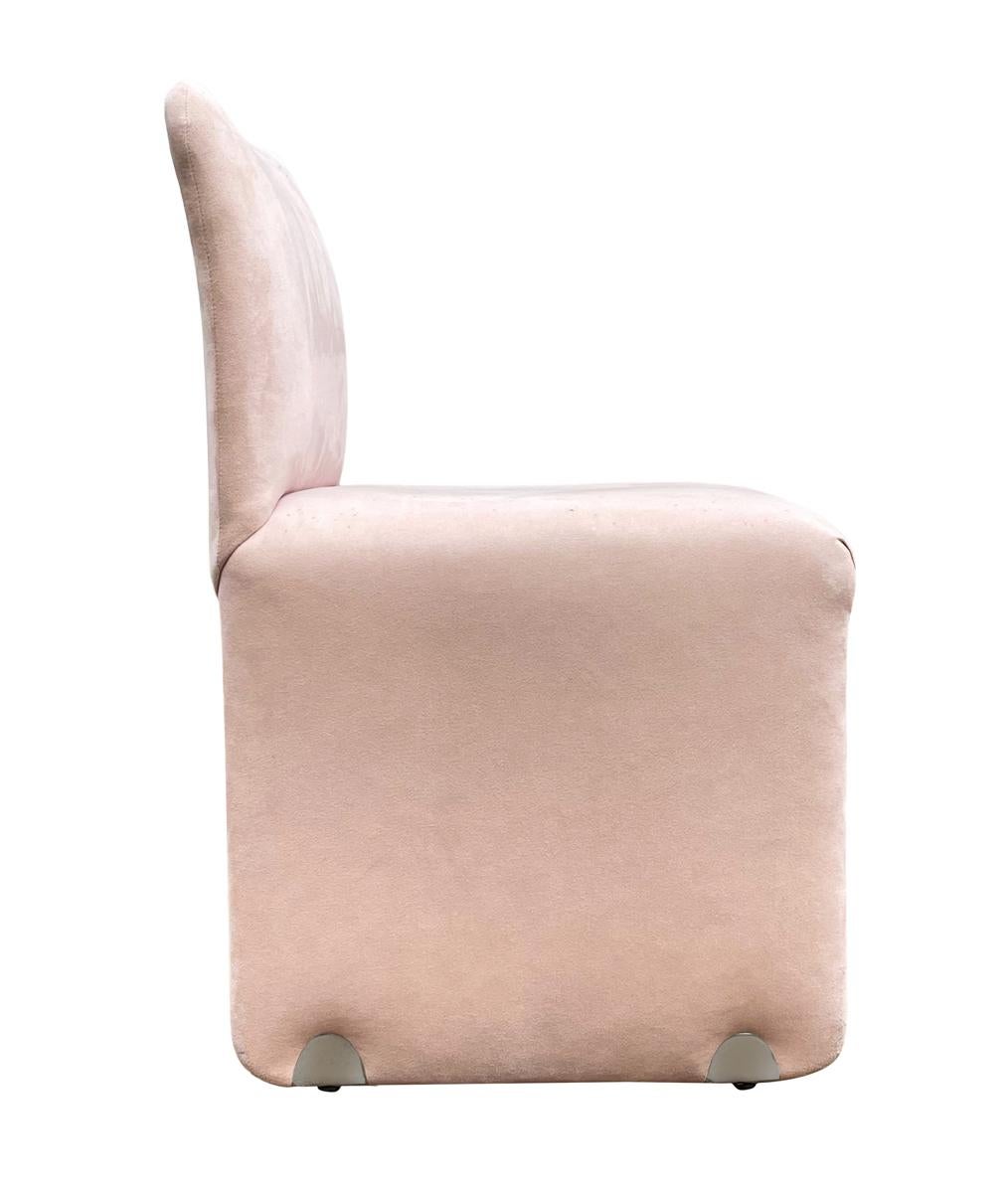 Ensemble de 4 chaises de salle à manger italiennes modernes du milieu du siècle dernier en daim rose poudré Bon état - En vente à Philadelphia, PA