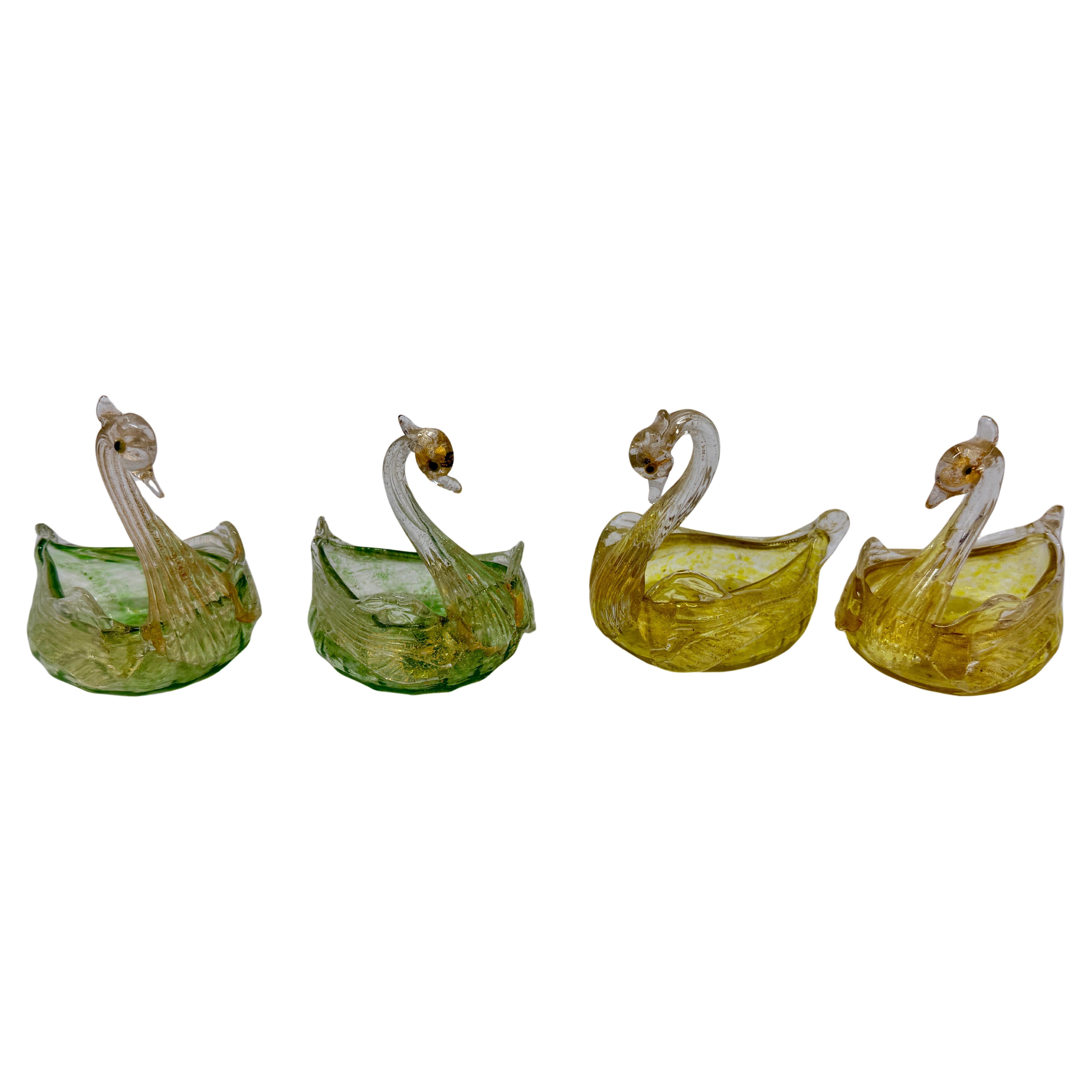 Set di 4 saliere a forma di cigno in vetro di Murano della metà del secolo scorso C.C.