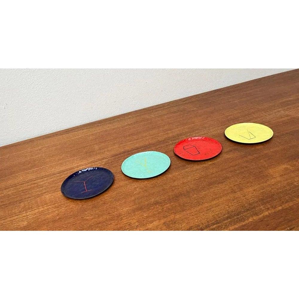 Posavasos de cóctel de metal de mediados de siglo, años 60, juego de 4, en muy buen estado. Diseñado de 1960 a 1969.

Más información:
Materiales: Metal
Estilos: Moderno de mediados de siglo
Tipo de artículo: Vintage, Antiguo o de segunda
