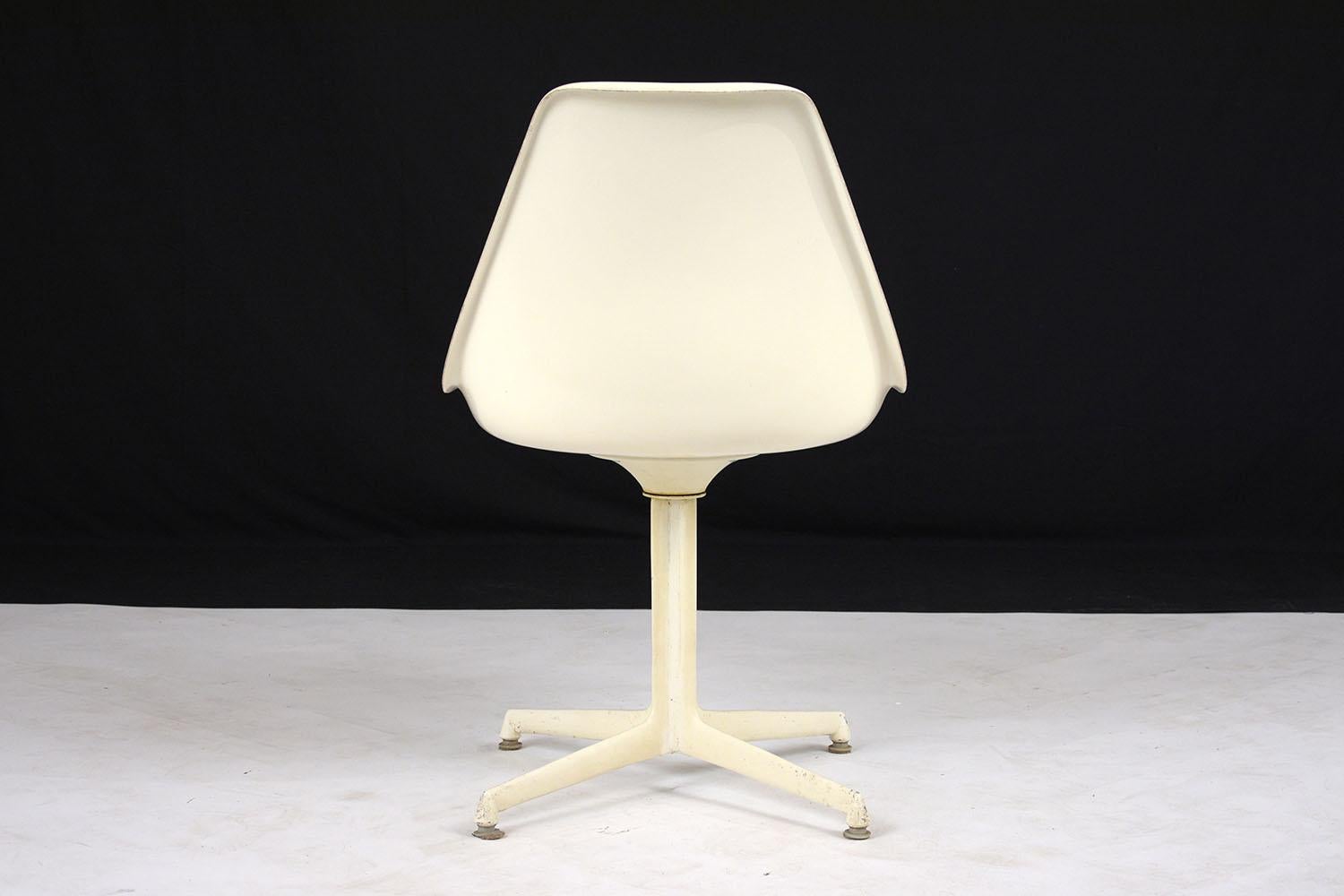 Ensemble de quatre chaises de salle à manger Tulipe de style Miller des années 1960 avec nouveaux coussins en vinyle noir en vente 2