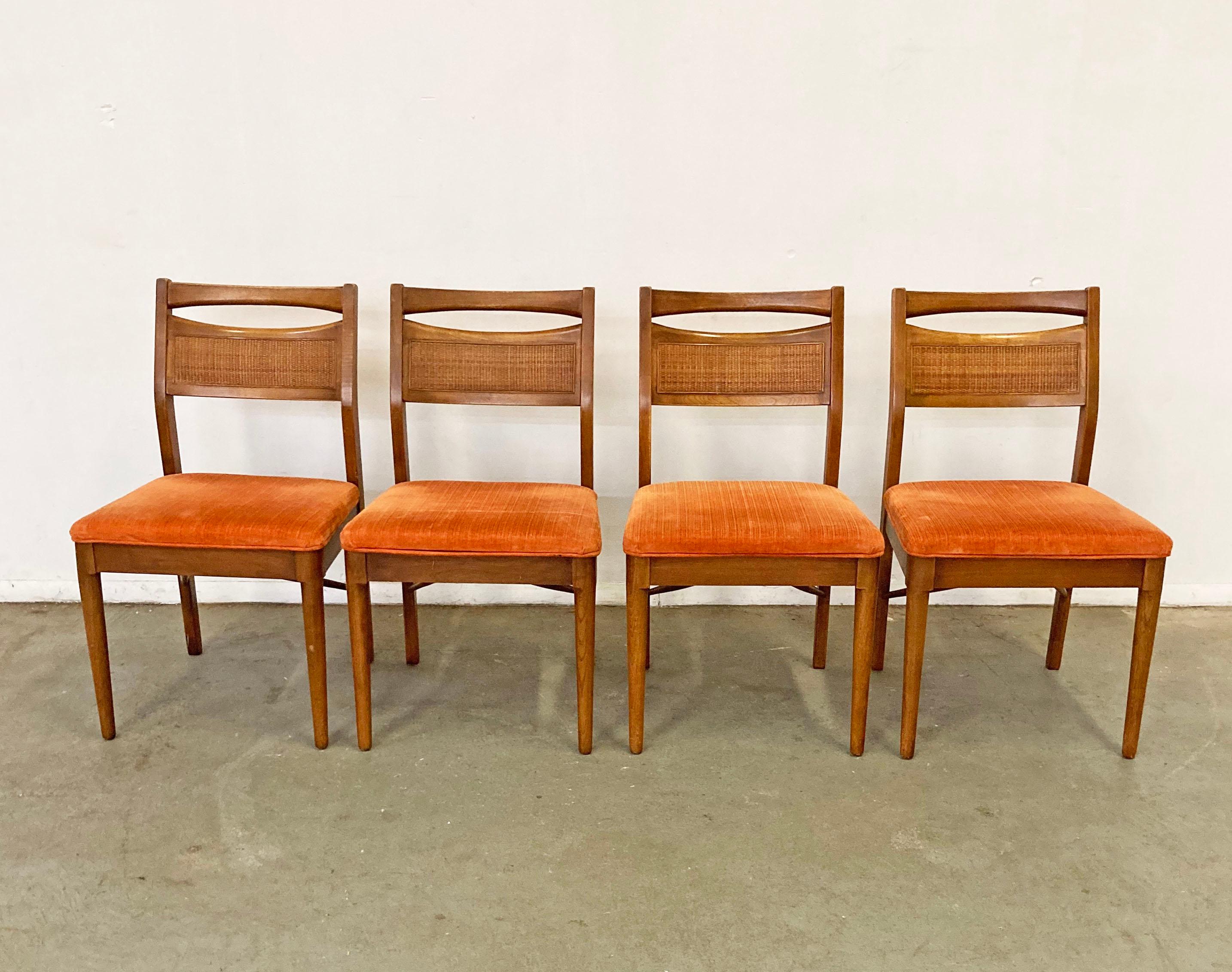 Angeboten wird ein Satz von 4 Vintage Mid-Century Modern Esszimmerstühle von American of Americans. Diese Stühle sind aus Nussbaumholz mit gepolsterten Sitzen und gepolsterten Rückenlehnen gefertigt. Sie sind in gutem Zustand mit einigen