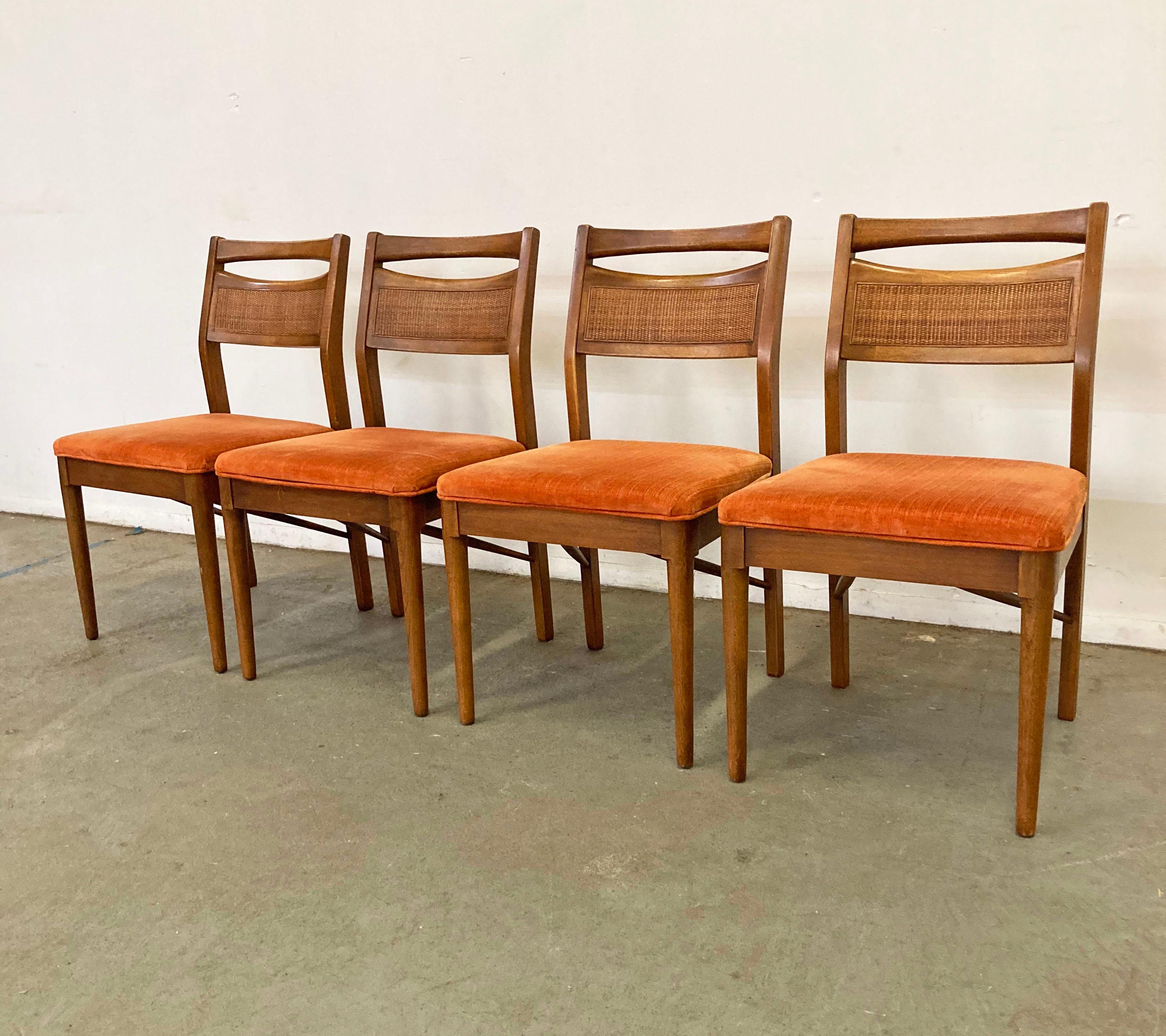 Satz von 4 Mid-Century Modern American of Martinsville Nussbaum Cane Esszimmerstühle (Moderne der Mitte des Jahrhunderts)