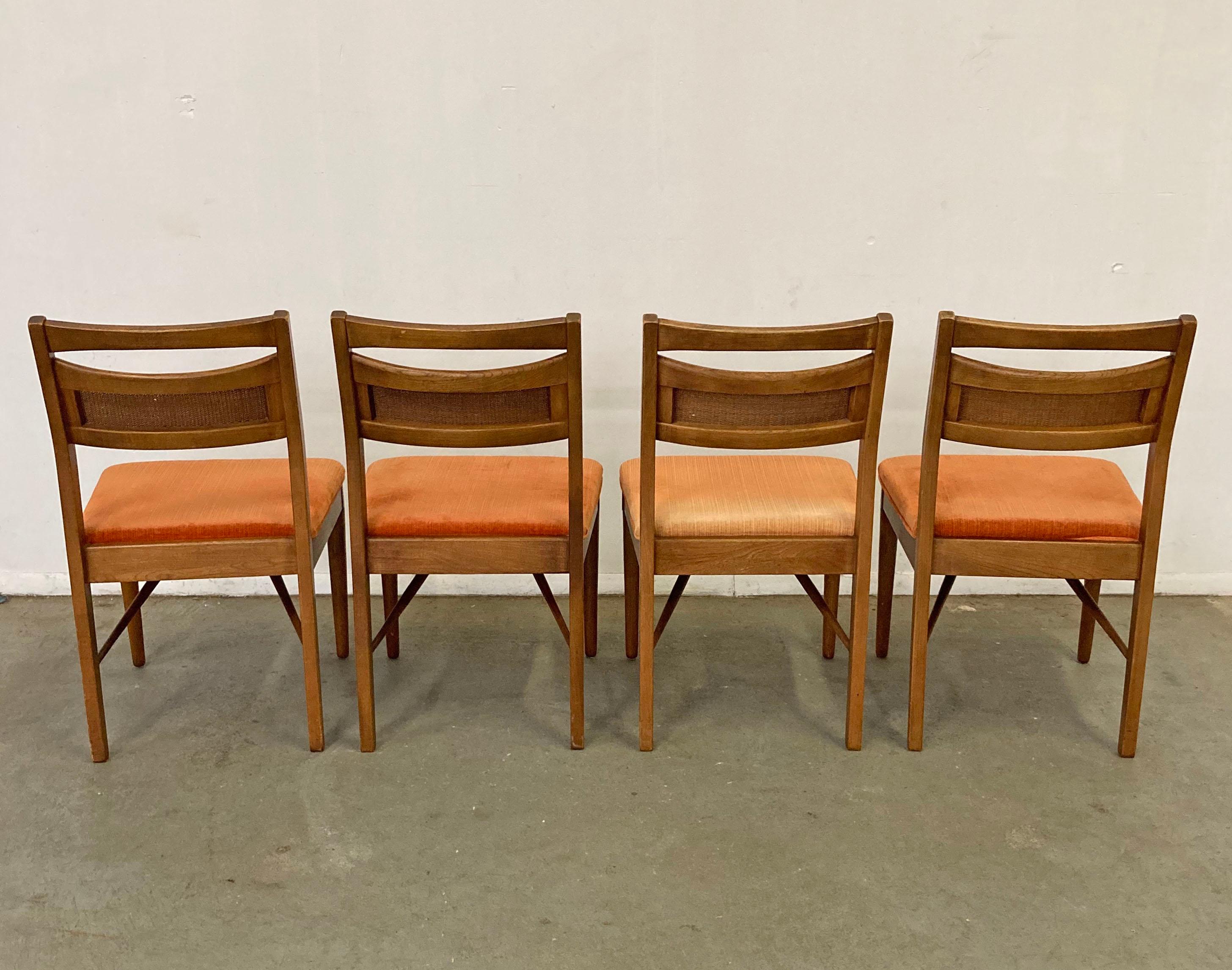 Satz von 4 Mid-Century Modern American of Martinsville Nussbaum Cane Esszimmerstühle (amerikanisch)