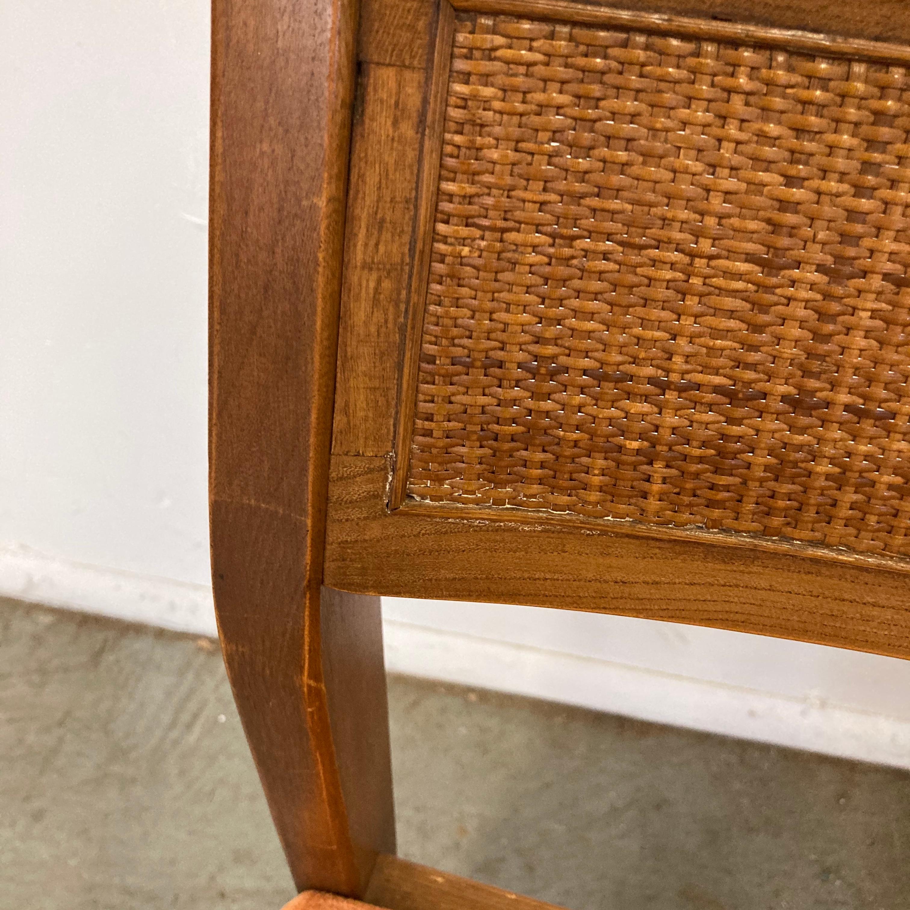 Satz von 4 Mid-Century Modern American of Martinsville Nussbaum Cane Esszimmerstühle im Zustand „Gut“ in Wilmington, DE