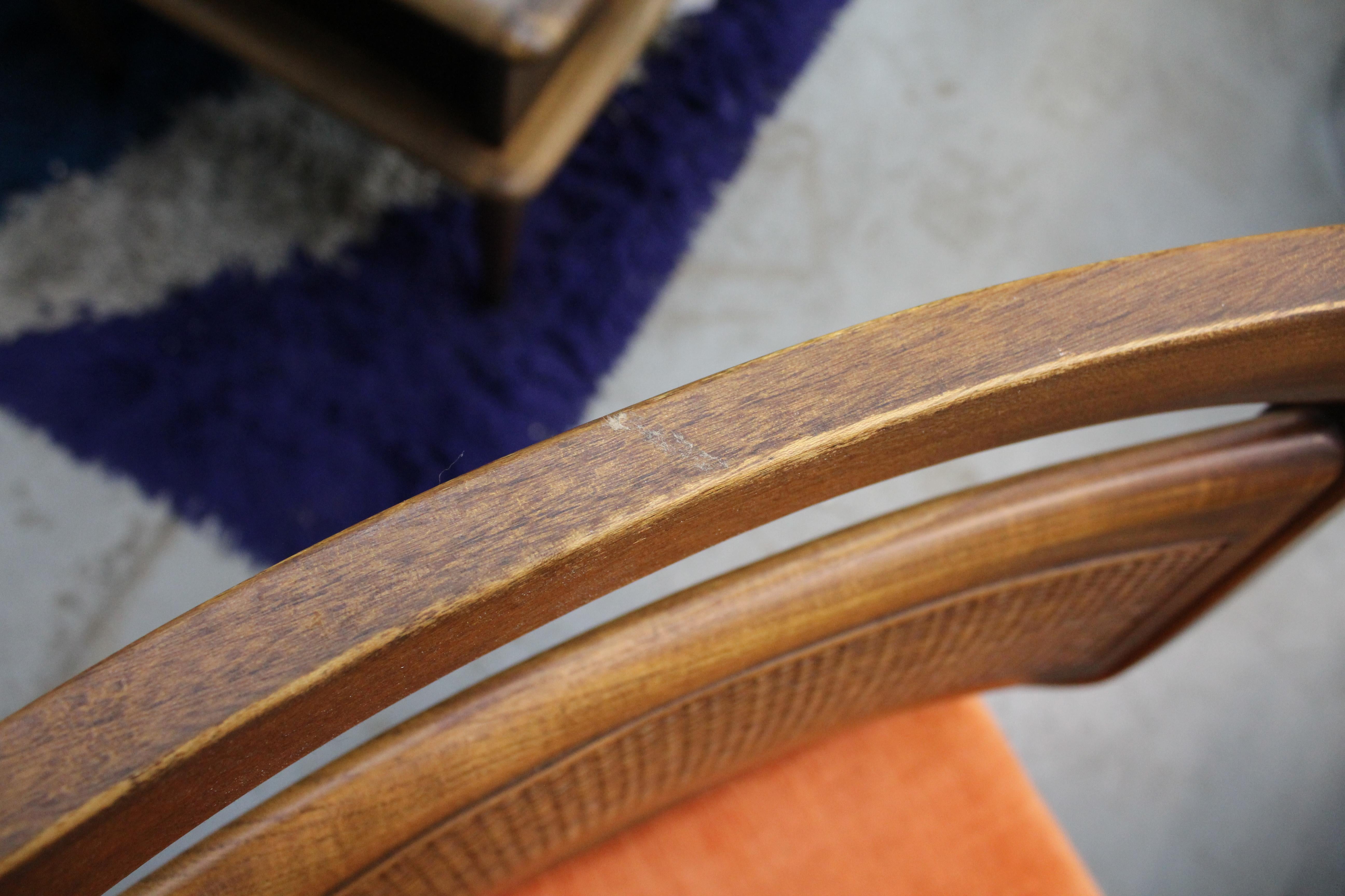 Satz von 4 Mid-Century Modern American of Martinsville Nussbaum Cane Esszimmerstühle (Mitte des 20. Jahrhunderts)