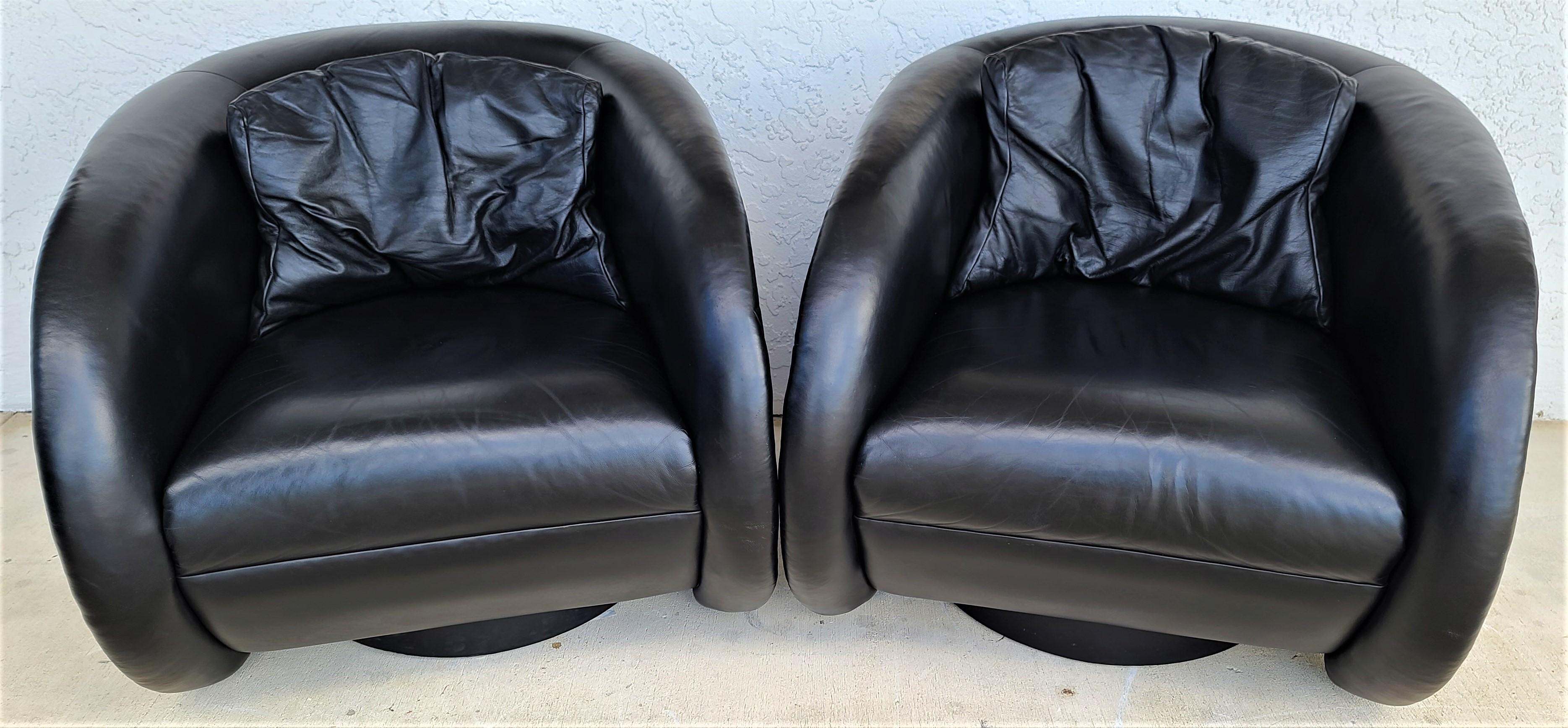 Offering one of our recent Palm Beach Estate fine furniture acquisitions of a
Set of 4 Mid-Century Modern black leather swivel barrel lounge chairs by Preview
Spectacularly designed chairs with a style that will never go out of fashion and made of