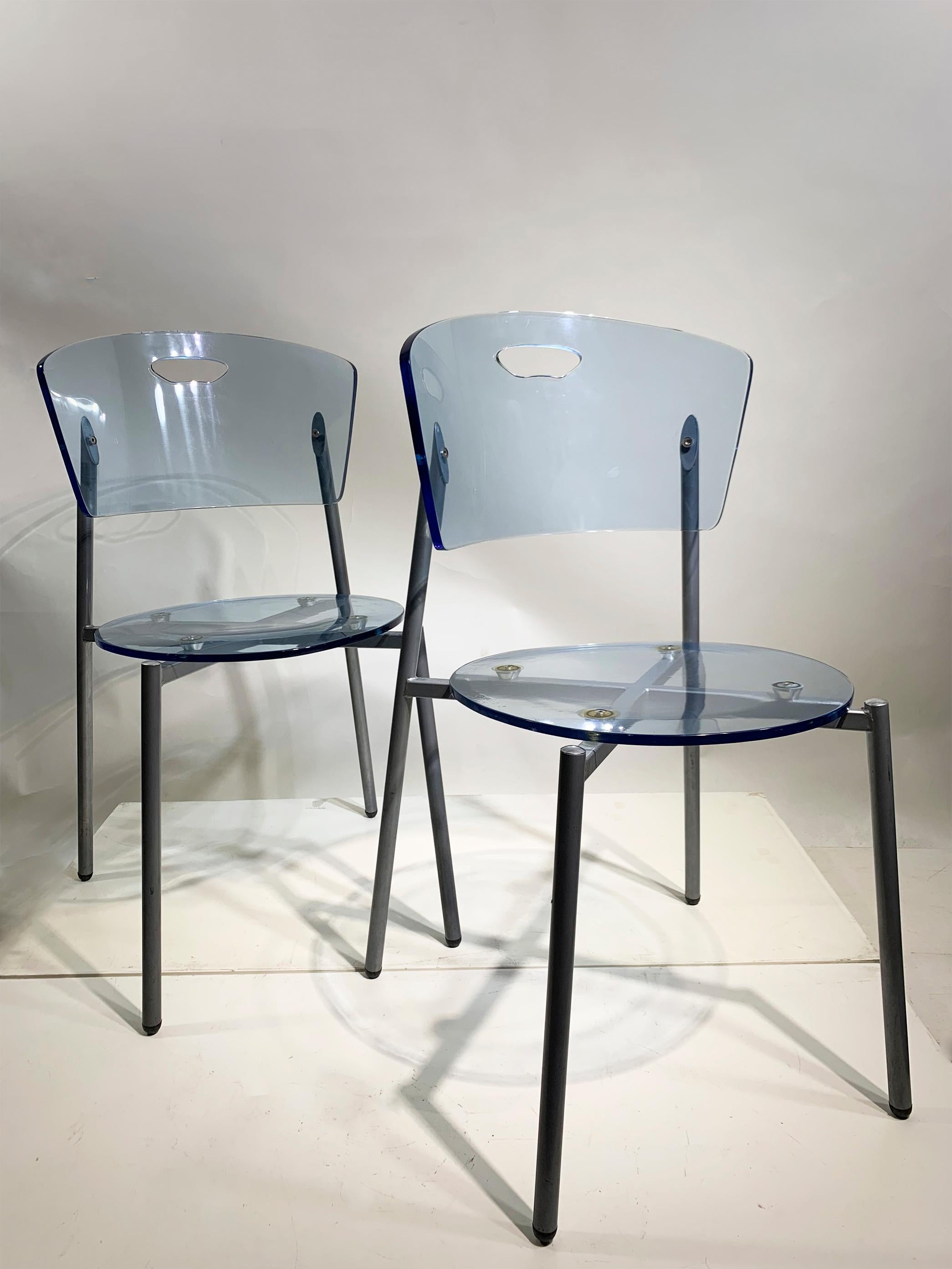 Eine harmonische Mischung aus modernem Design und Funktionalität. Dieser exquisite Stuhl besticht durch seine markant geschwungene Rückenlehne, die sich nahtlos mit dem abgerundeten, blauen, undurchsichtigen Kunststoffsitz verbindet und so eine