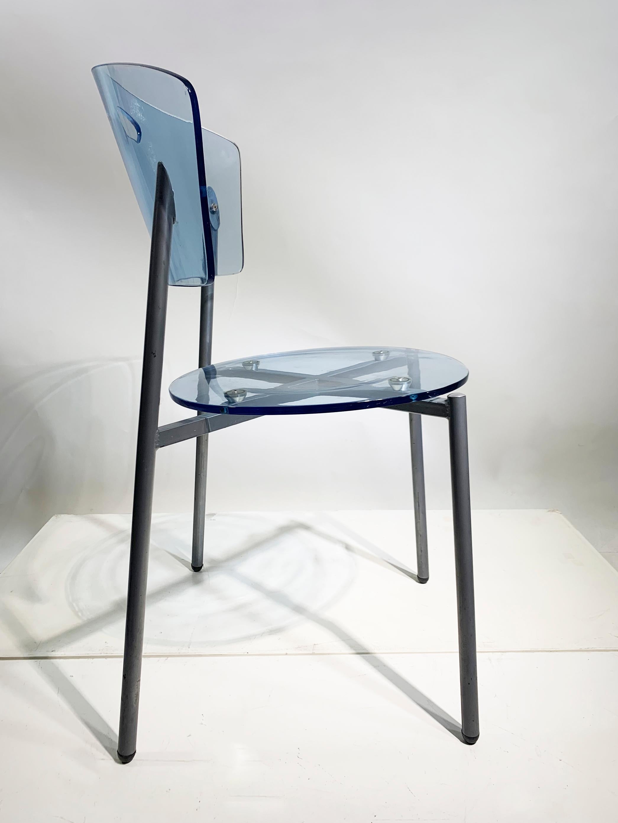 Satz von 4 blauen transparenten PMMA-Stühlen, Mid-Century Modern  im Zustand „Gut“ im Angebot in Beirut, LB