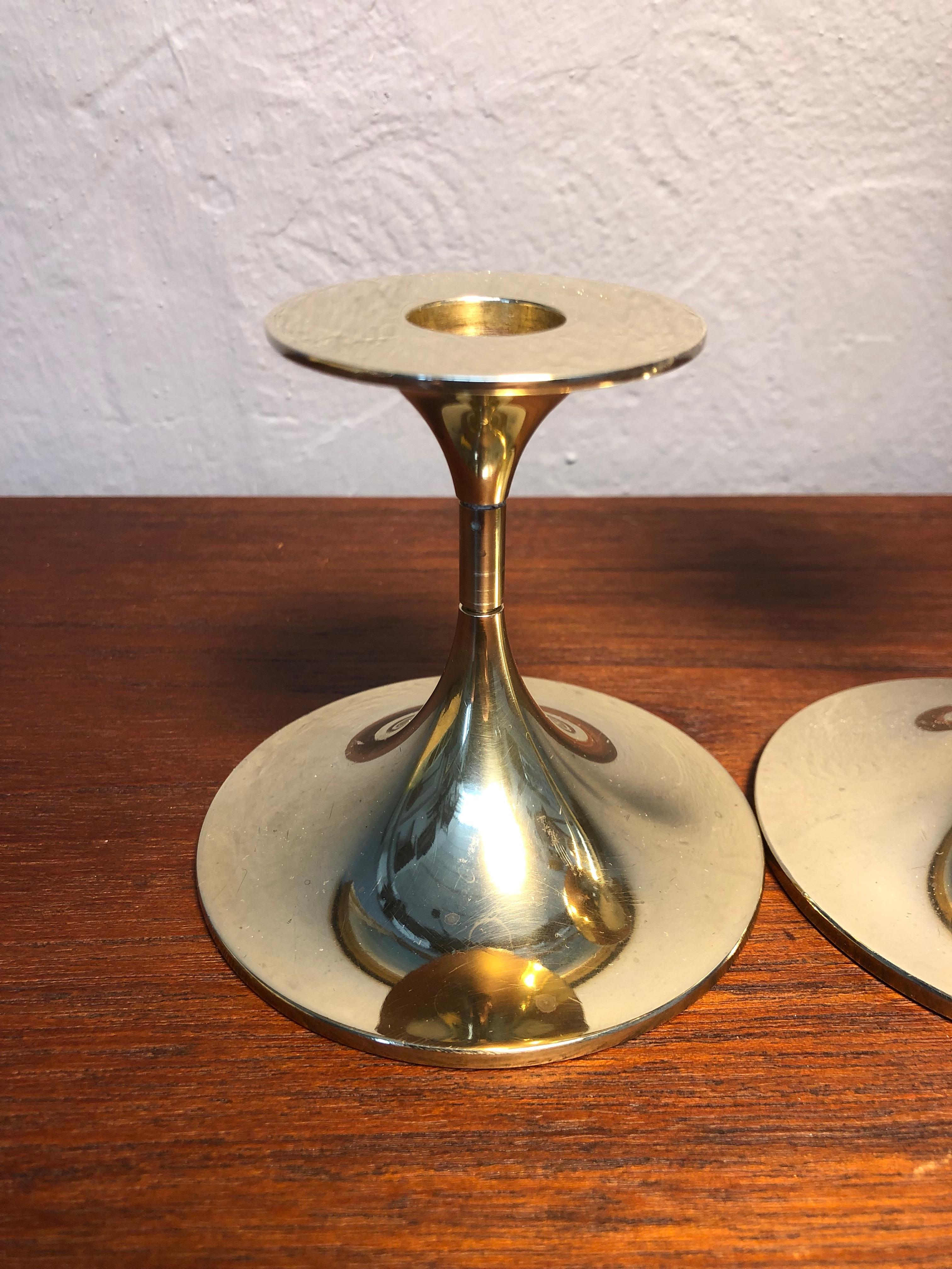 Danois Ensemble de 4 bougeoirs en laiton de Torben Ørskov, Copenhague, datant de la fin du XIXe siècle en vente