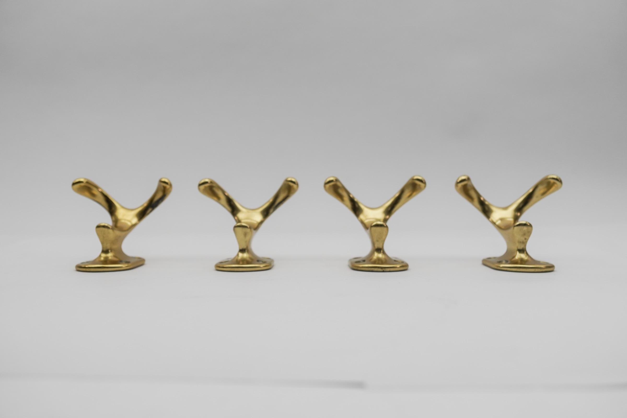Set of 4 Mid-Century Modern Brass Wall Double Hooks, Austria, 1960s In Good Condition In Nürnberg, Bayern