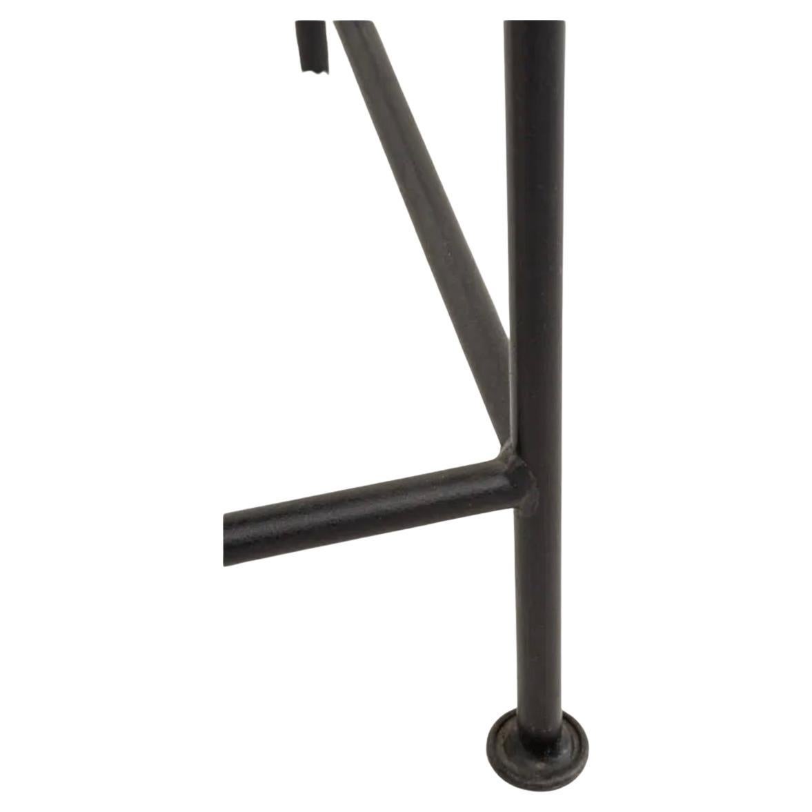 Juego de 4 taburetes de bar modernos de mediados de siglo, de hierro y cuero marrón, cada uno sobre cuatro soportes con camillas de forma cuadrada de dos niveles. Cada taburete tiene patas redondas y tapicería de cuero. Fabricado en EE.UU. hacia