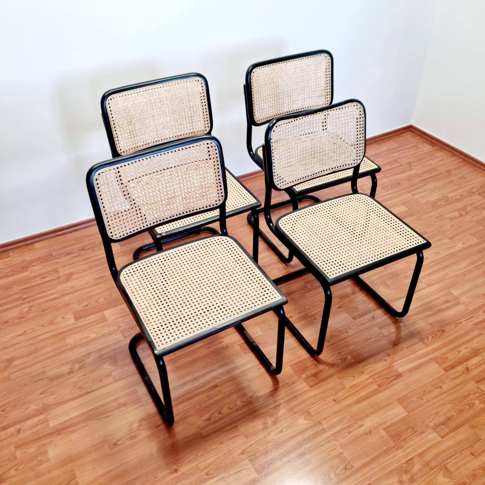 Juego de cuatro sillas Cesca Diseñadas por Marcel Breuer y fabricadas en Italia en los años 80.
Es un mueble icónico fabuloso y también muy cómodo para sentarse. Es perfecta para el comedor o como pieza decorativa vintage para tu