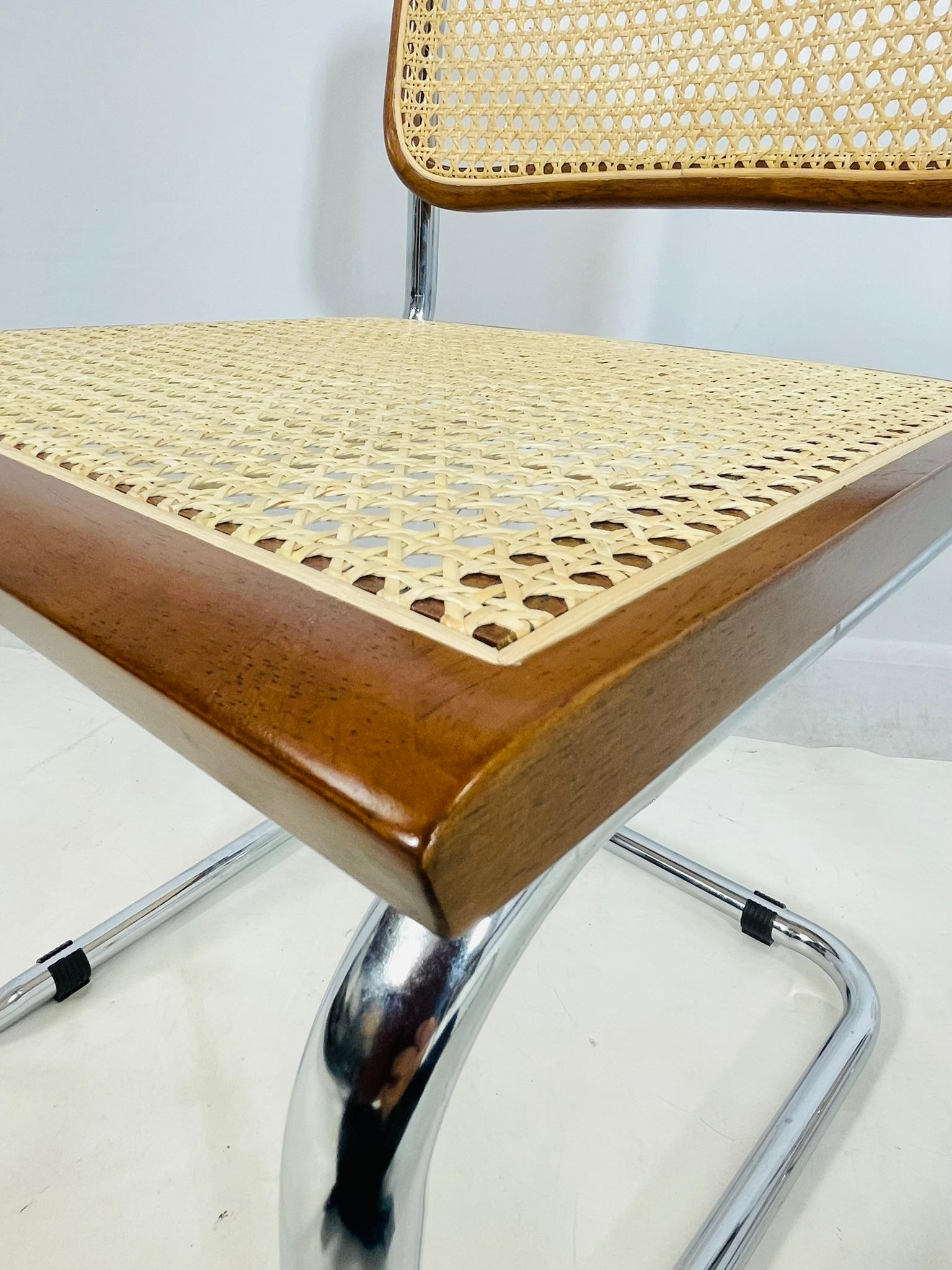 Satz von 4 Esszimmerstühlen im Cesca-Stil mit Chrom und Rohrgeflecht aus der Mitte des Jahrhunderts im Angebot 10