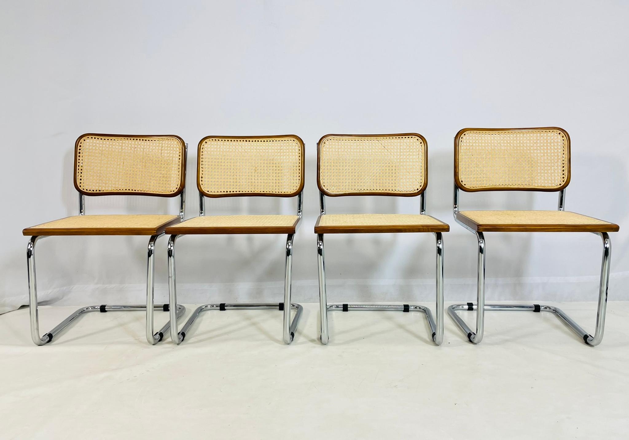 Ein stilvolles Set aus vier Mid-Century Modern-Esszimmerstühlen im Stil des legendären Cesca-Stuhls, der ursprünglich von Marcel Breuer entworfen wurde. Diese zeitlosen Stühle bestehen aus verchromten Freischwingern mit handgeflochtenen Sitzflächen