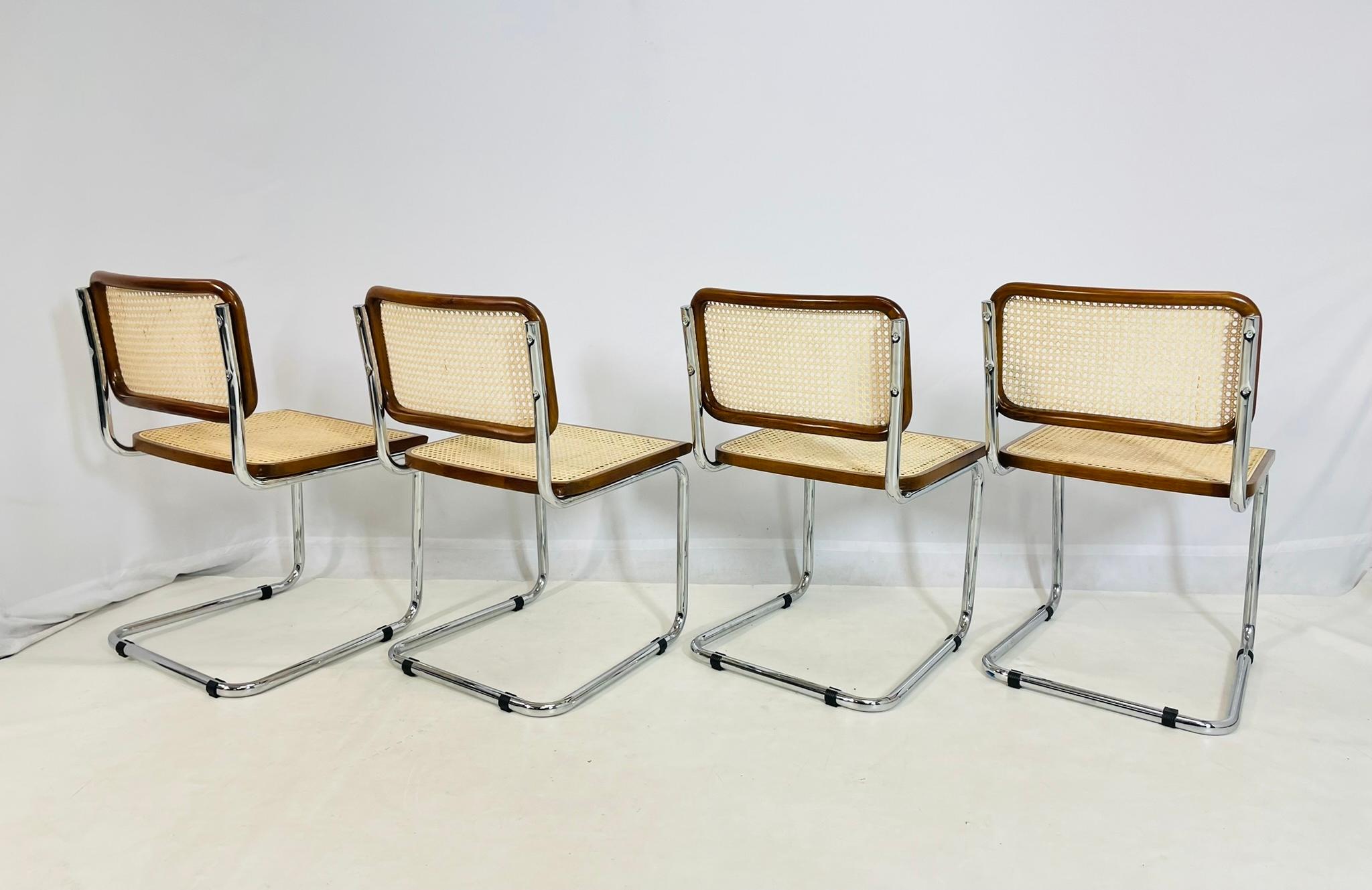 Satz von 4 Esszimmerstühlen im Cesca-Stil mit Chrom und Rohrgeflecht aus der Mitte des Jahrhunderts (Moderne der Mitte des Jahrhunderts) im Angebot