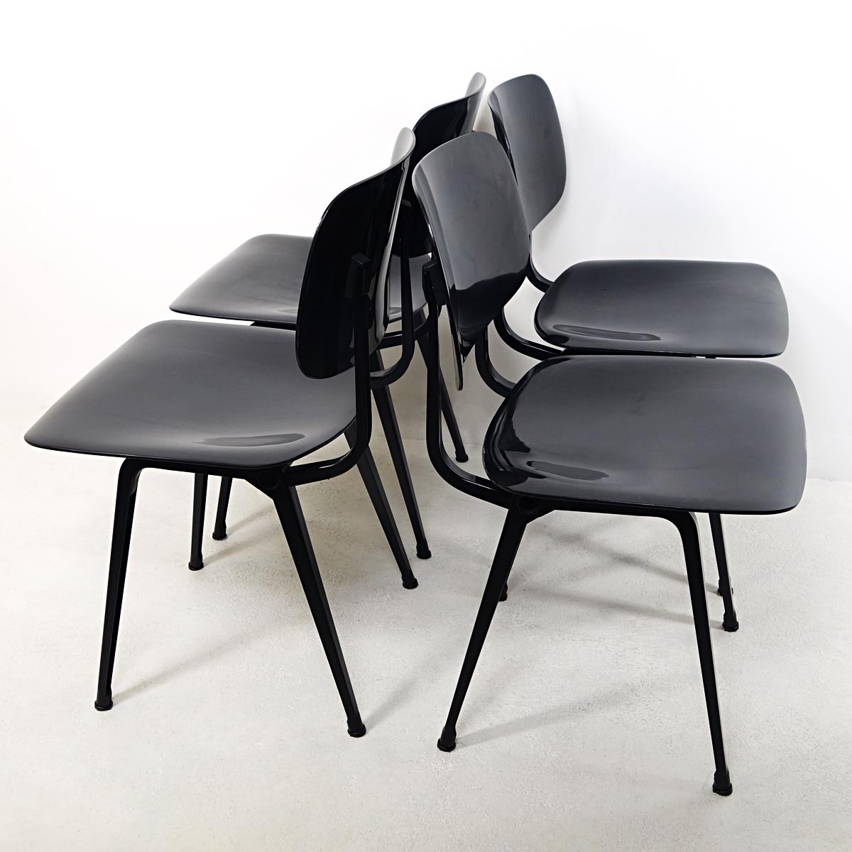 The Revolt chair was designed by Friso Kramer in 1953 and has since become an icon of Dutch Design. The chairs used to be omnipresent in government buildings and universities. Nowadays they are harder to find.
The Revolt chairs are functional,