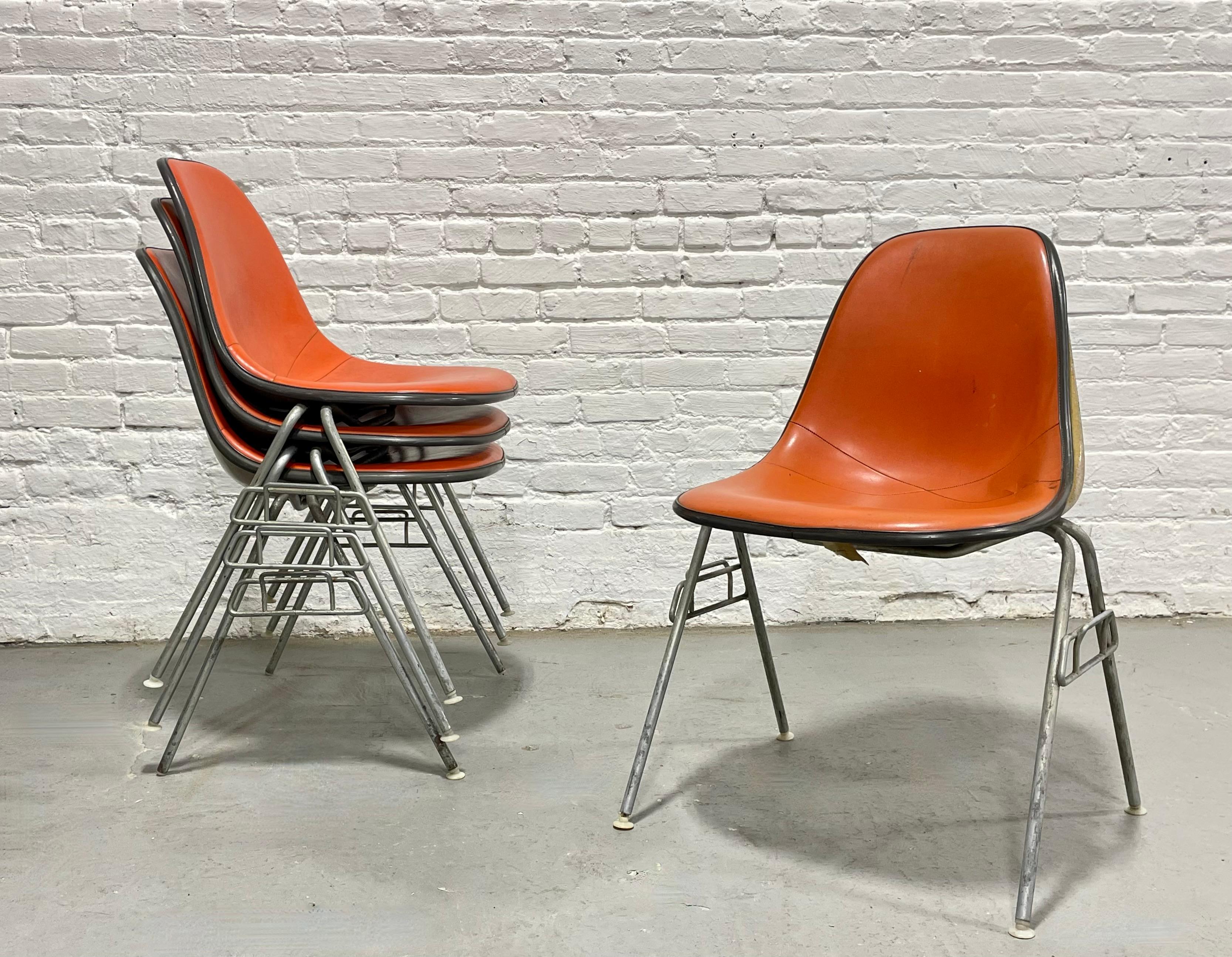 Set of 4 Mid Century Modern Charles Ray Eames Herman Miller Padded Shell Chairs en venta