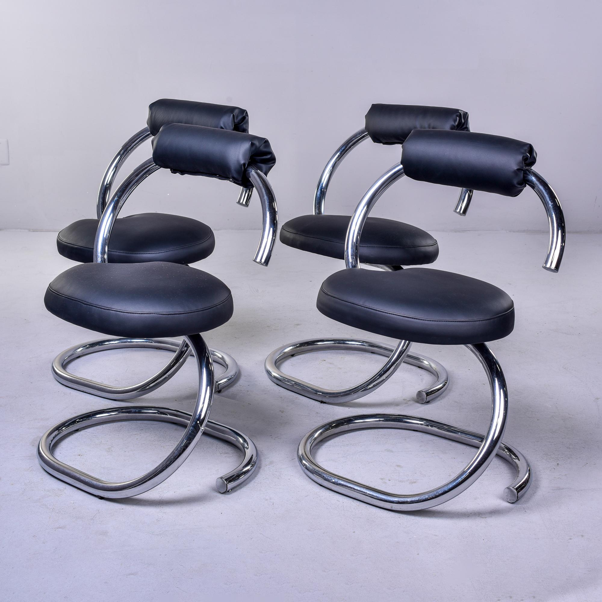 Dieses Set aus vier verchromten Stühlen aus den 1970er Jahren wurde in Frankreich gefunden und zeichnet sich durch ein offenes, spiralförmiges Chromgestell und schwarze Kunstledersitze und -rückenlehnen aus. Unbekannter Hersteller. Verkauft und