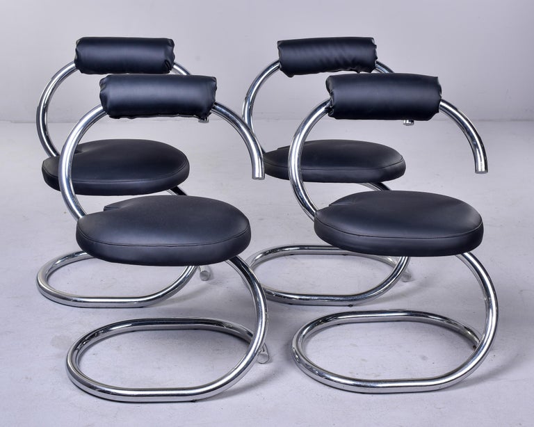 Set of 4 Mid-Century Modern Chrome Chairs with Black Upholstery In Good Condition For Sale In Troy, MI