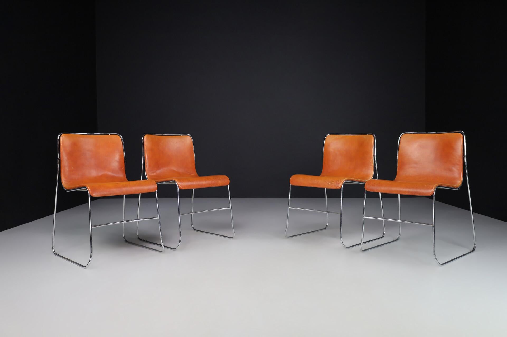 Juego de 4 sillas de comedor modernas de mediados de siglo de cuero coñac y acero, Italia, años 70

Un hermoso e intemporal conjunto de cuatro sillas de comedor fabricado en Italia en la década de 1970, que muestra la elegancia limpia y la calidad