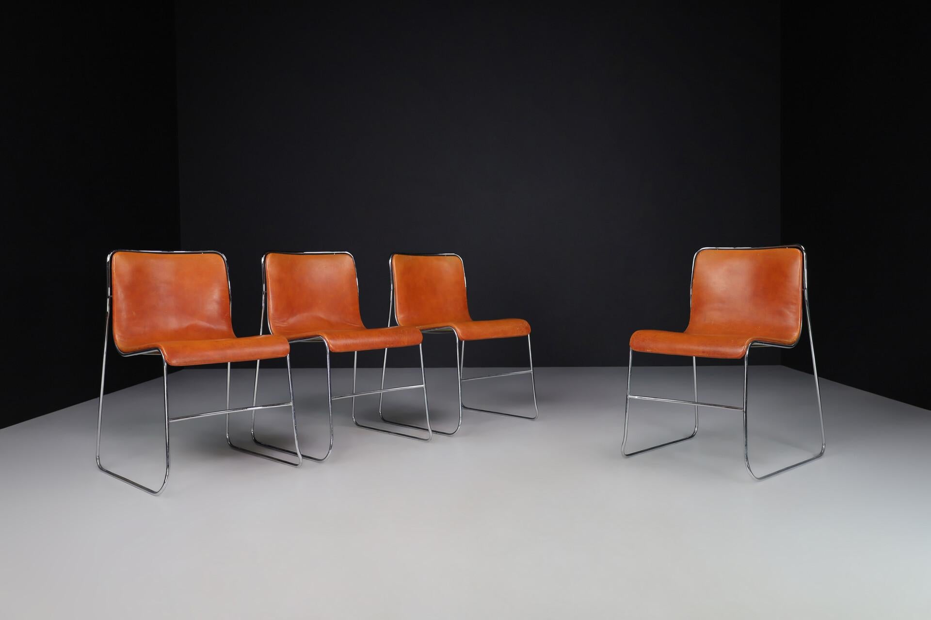 Juego de 4 sillas de comedor modernas de mediados de siglo de cuero coñac y acero, Italia, años 70 Cuero en venta