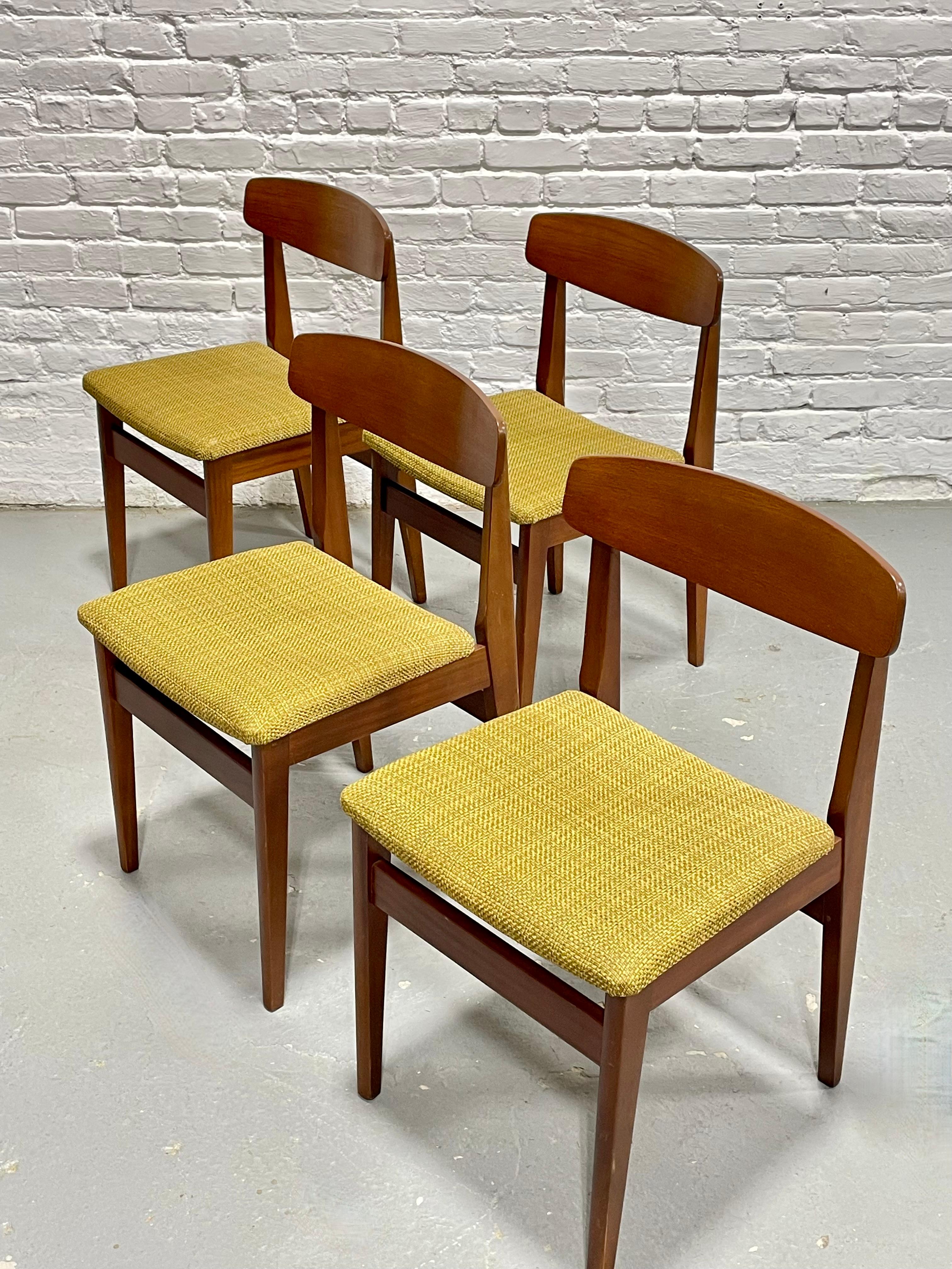 Set di quattro sedie da pranzo in noce del Mid Century Modern realizzate in Danimarca, anni '60 circa. Progettata con un'eleganza scandinava senza tempo, ogni sedia presenta uno schienale splendidamente curvo, un ricco legno di noce con sorprendenti
