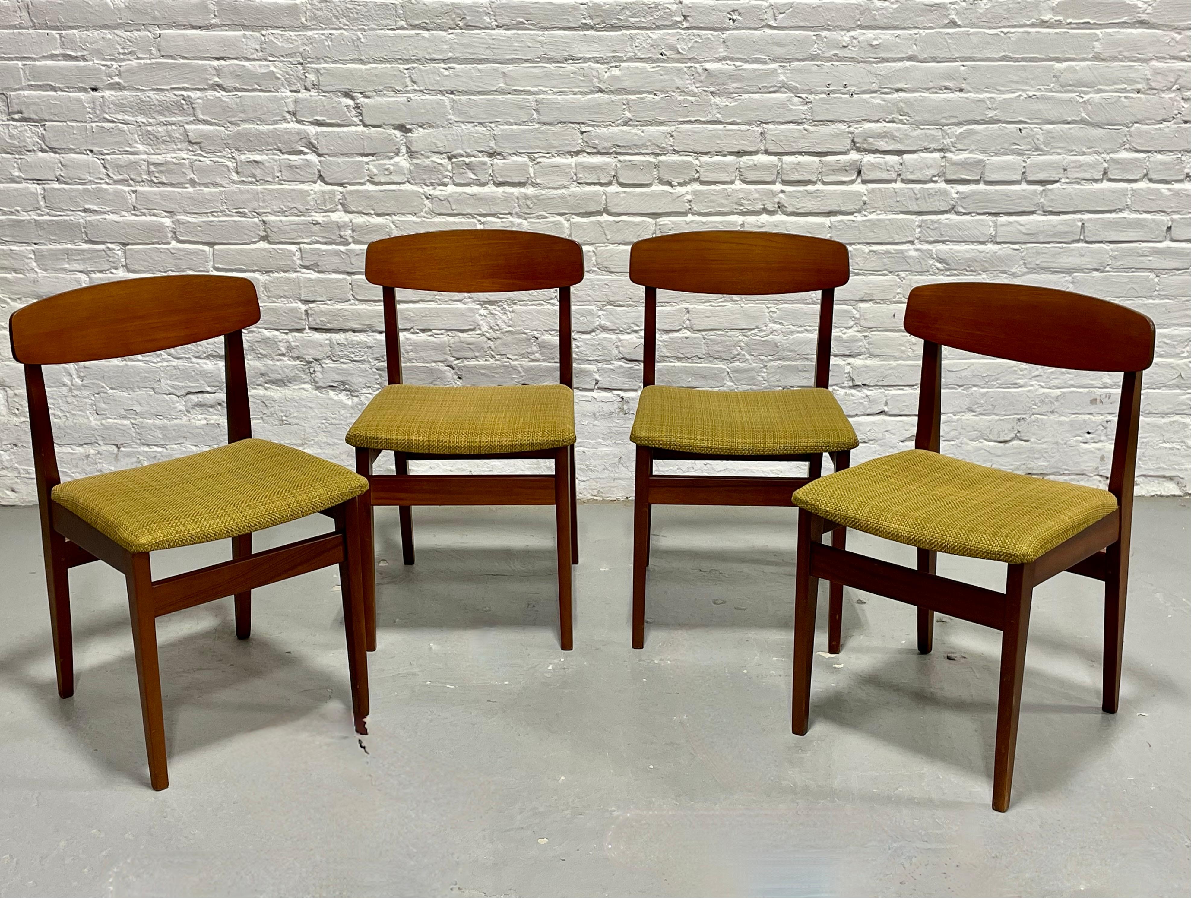Mid-Century moderno Set di 4 sedie da pranzo in legno di noce danese del Medio Secolo MODERNO, anni '60 in vendita